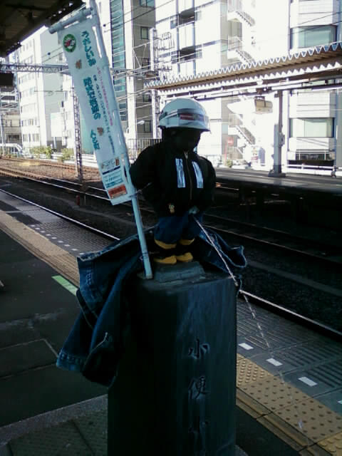 浜松町駅ホームで見かけた小便小僧。秋の火災予防週間だったからか、東京消防庁の服を着て、呼び掛けています。粋ですネ