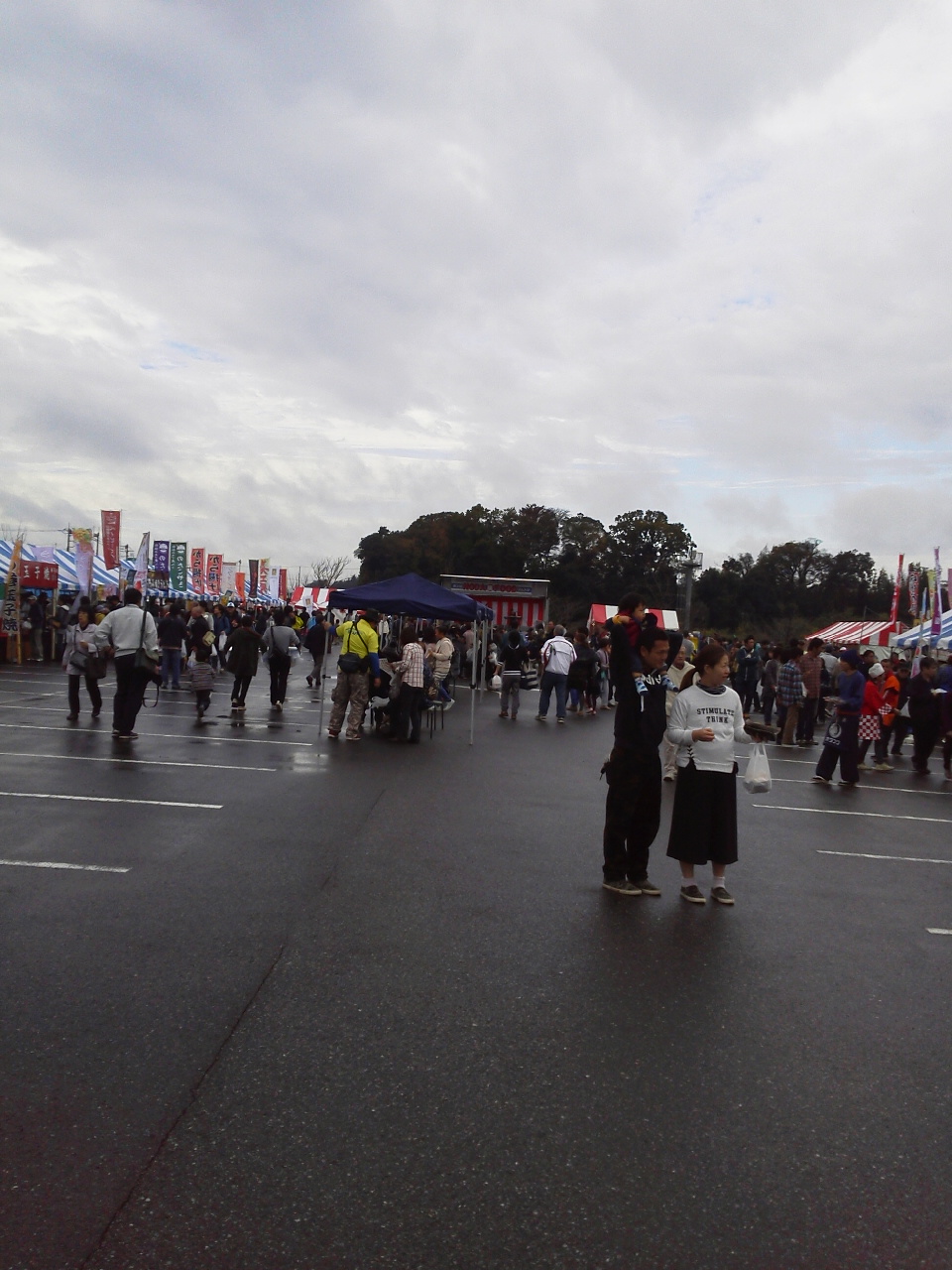 会場は朝からの雨で大変でした