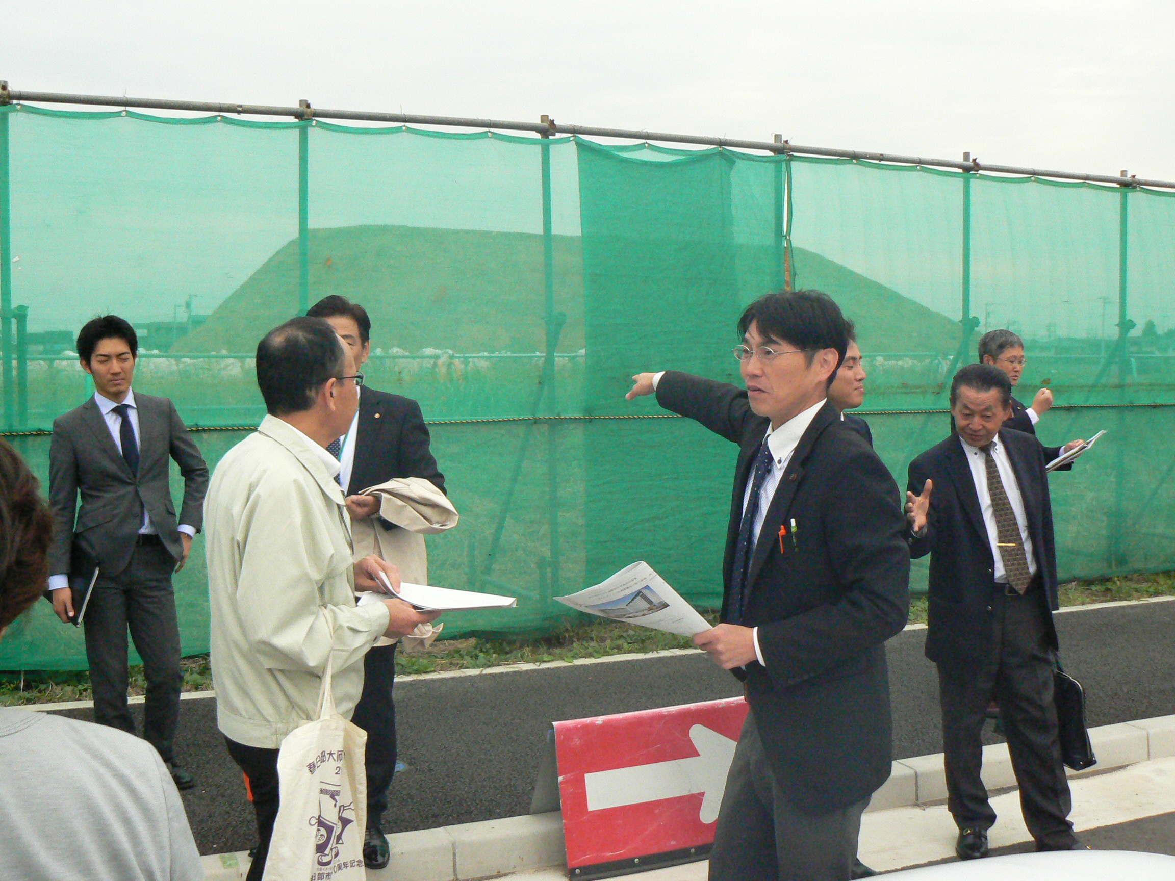 市有地東側からマンションの位置関係を確認しています