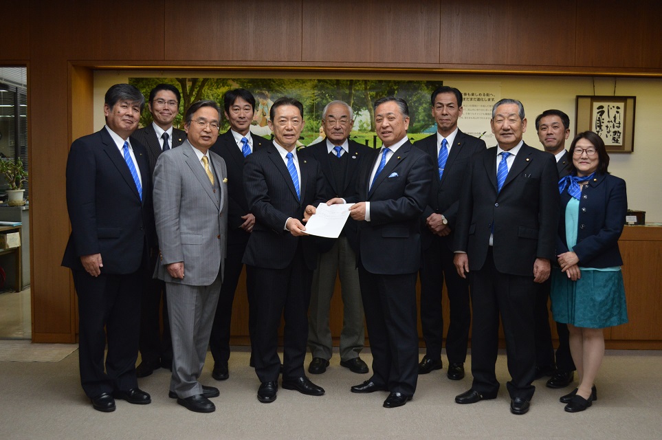 市長に決議を渡しました。一番左が消防長、私は左から２番目です
