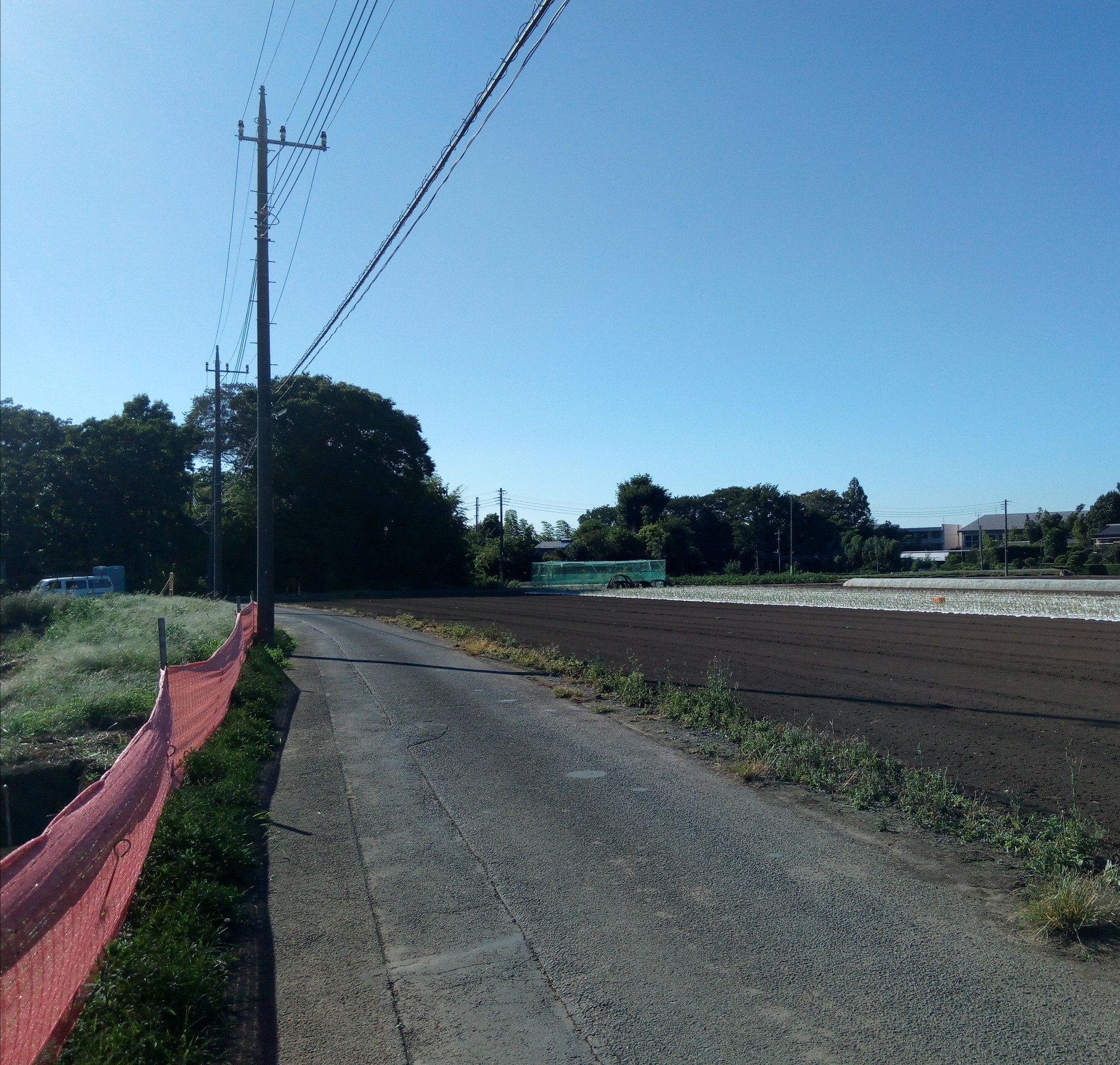 道路左側は新設小学校用地。右側の民家隣り建物は、県立流山おおたかの森高校の校舎