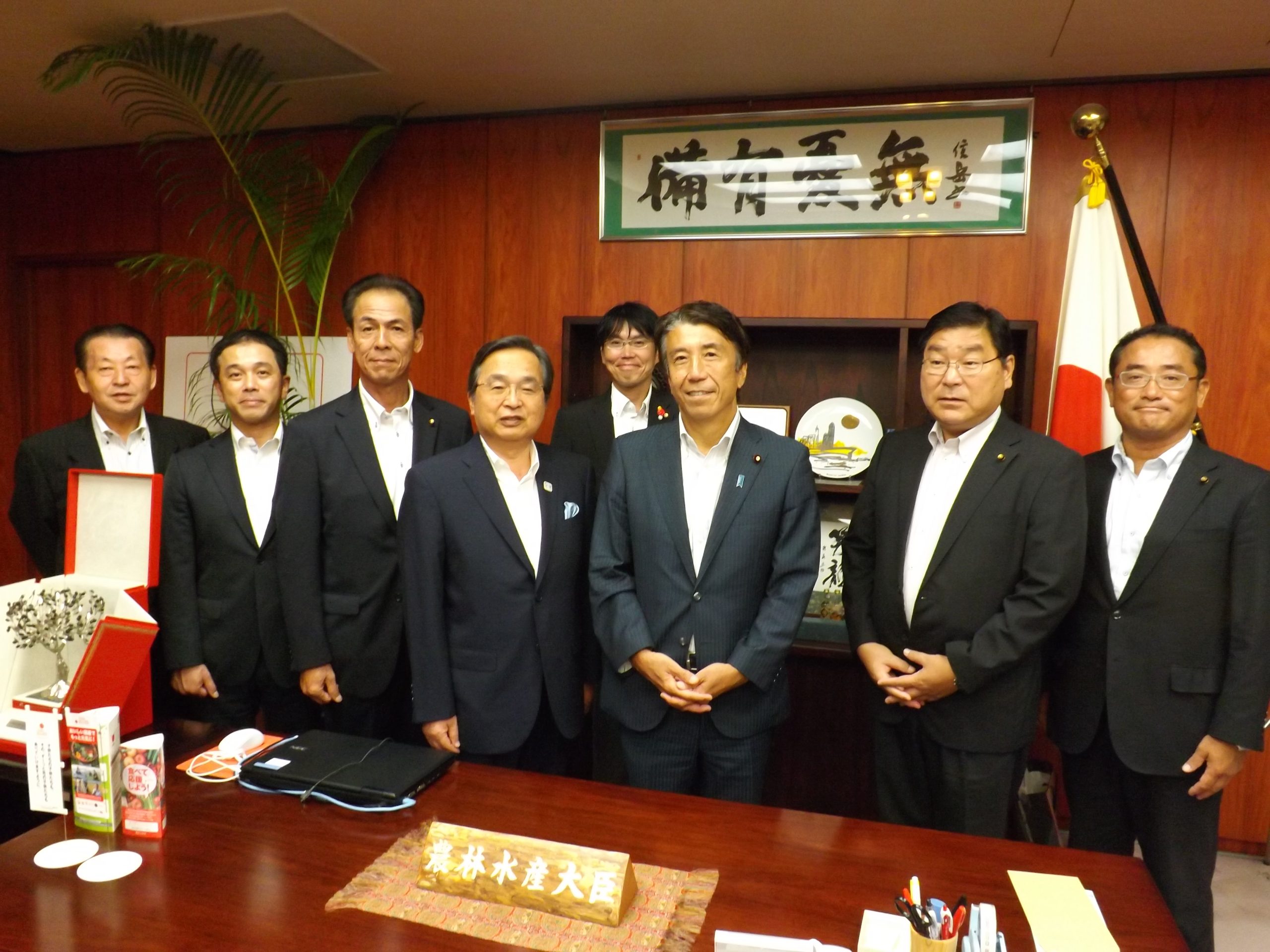 右から３番目は齋藤健農林水産大臣