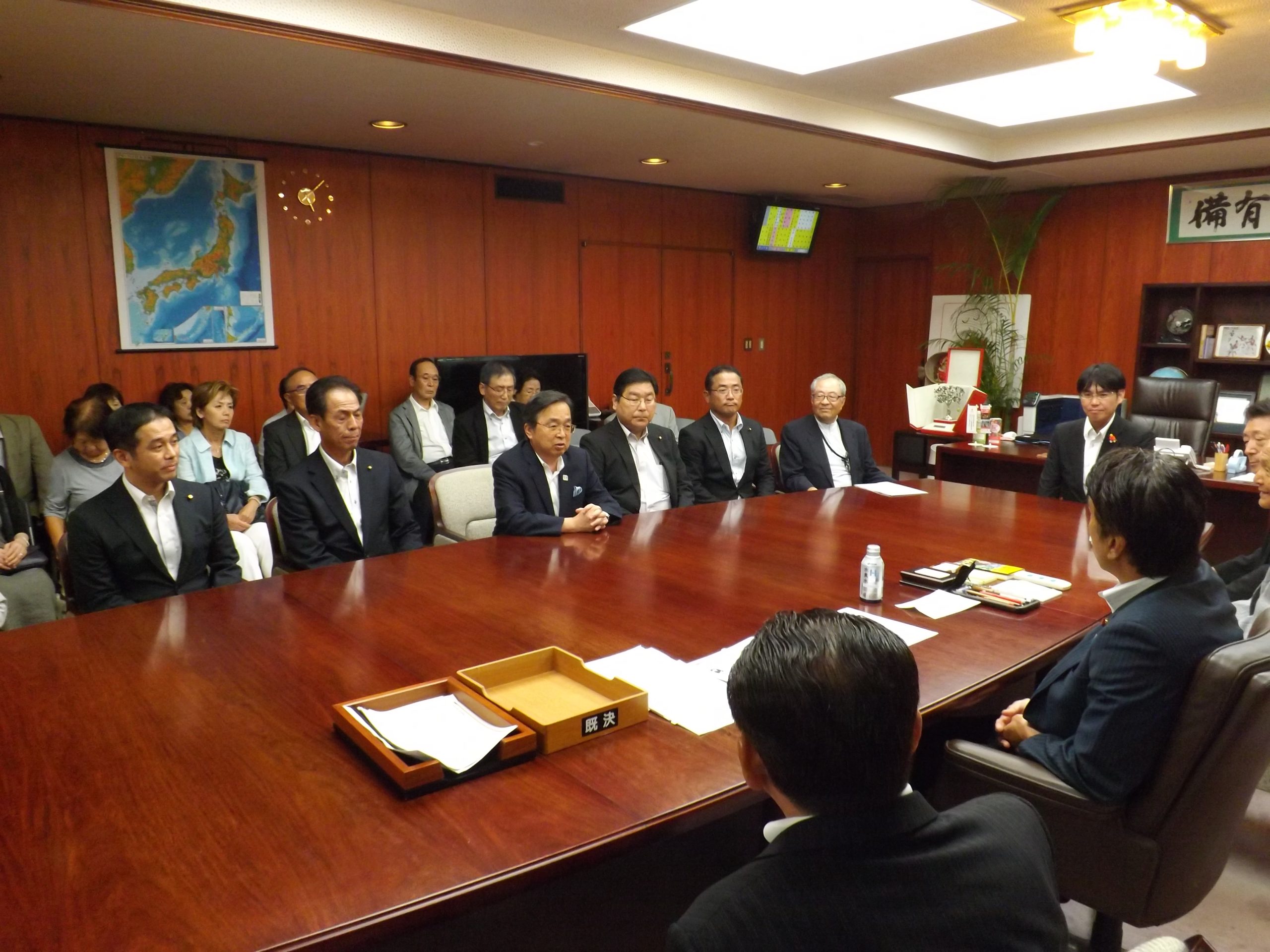 左から３番目が石原副市長