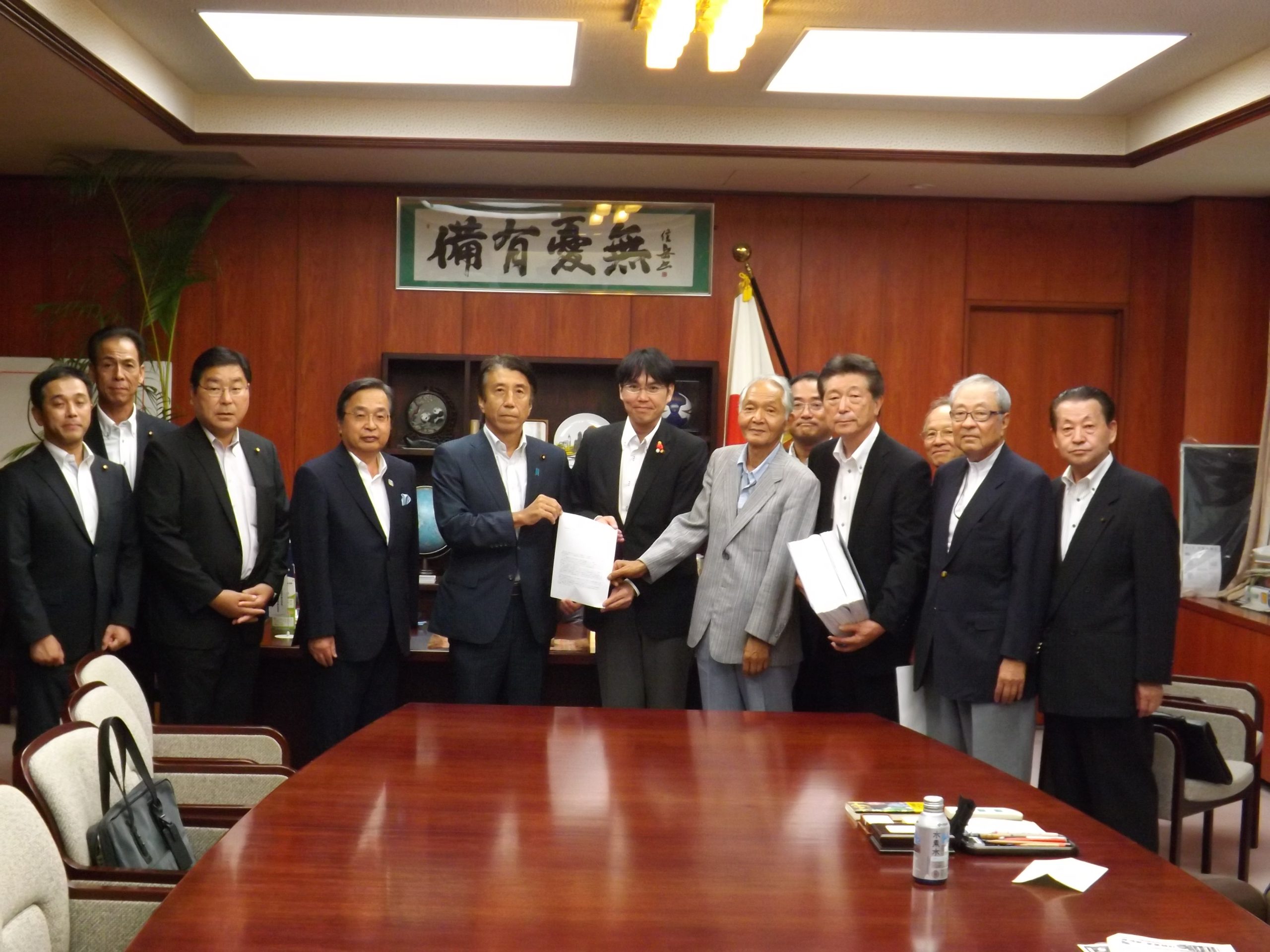右から２、３、４、６番目は、初石東地区自治会連絡協議会のみなさんたち