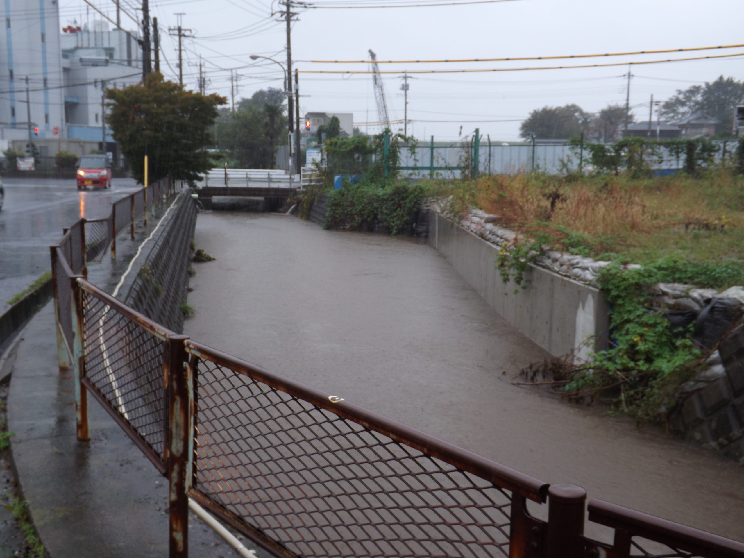 消防本部前の水路　仮に江戸川への放水が停止することになれば浸水被害も