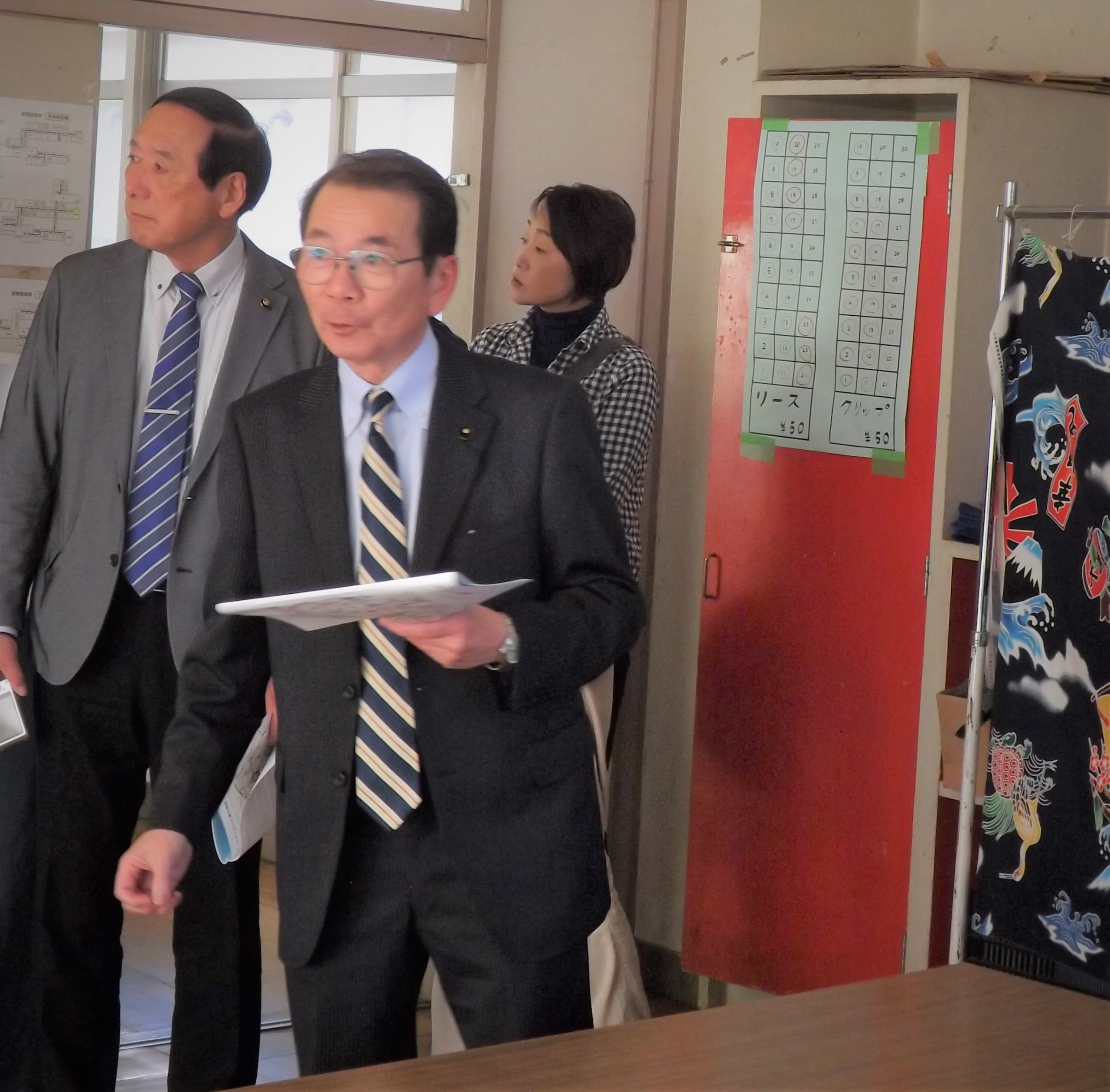 音楽室を視察。左から矢澤柏市議、加藤県議