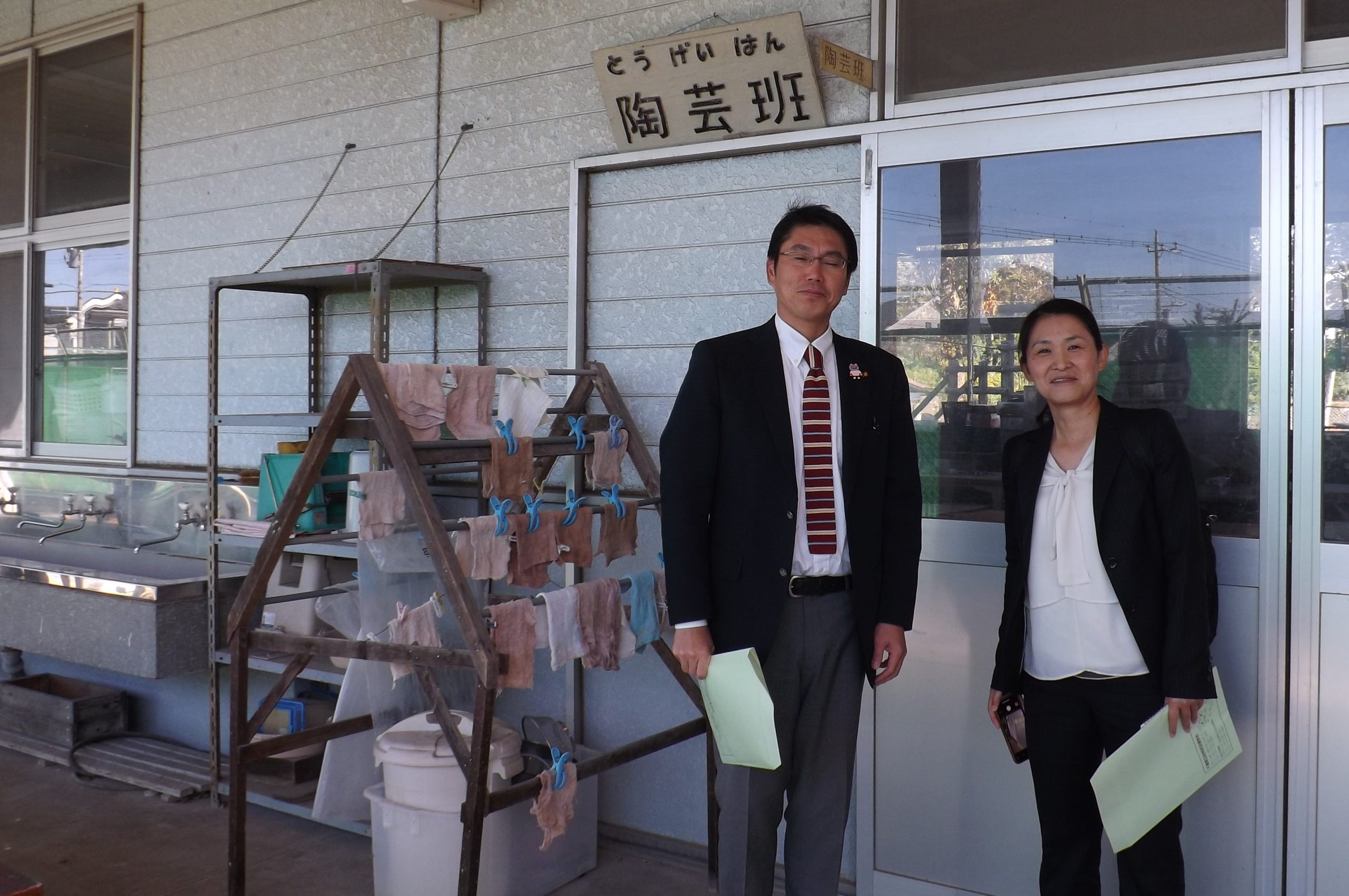 作業場を視察。左から私、さいとう前衆院議員