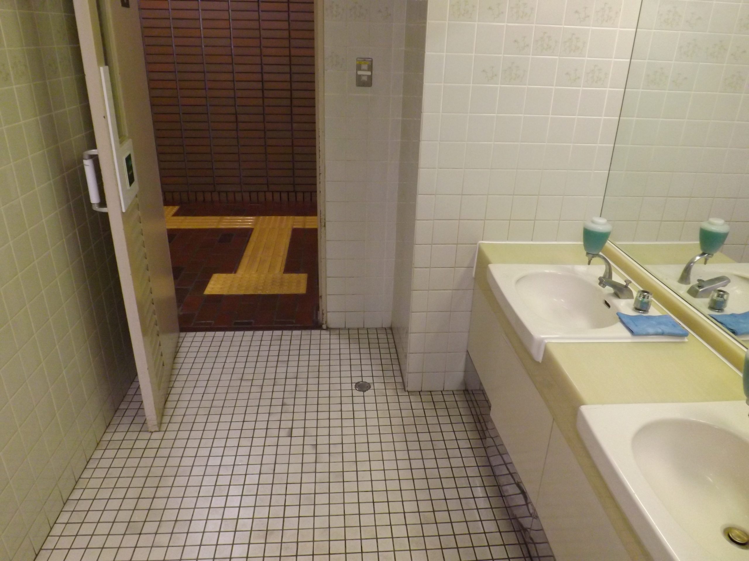 、「肘でドアを開けられ清潔」と副市長は答弁しましたが、市役所１階トイレの手洗いを自動にし、手を清潔にしても、その手でドアを引かなければ外に出られない。。。結局、感染予防には消毒液が欠かせないのです。