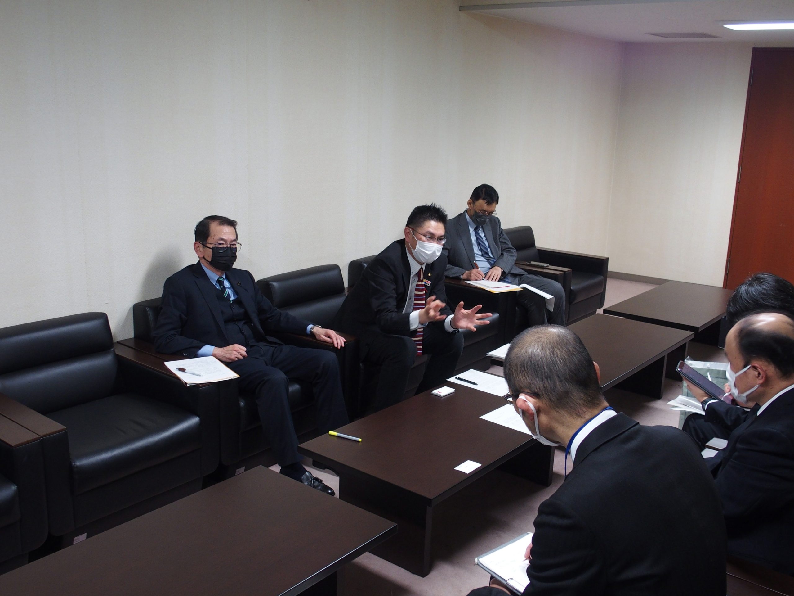 県への要請（一番左が加藤英雄県議）