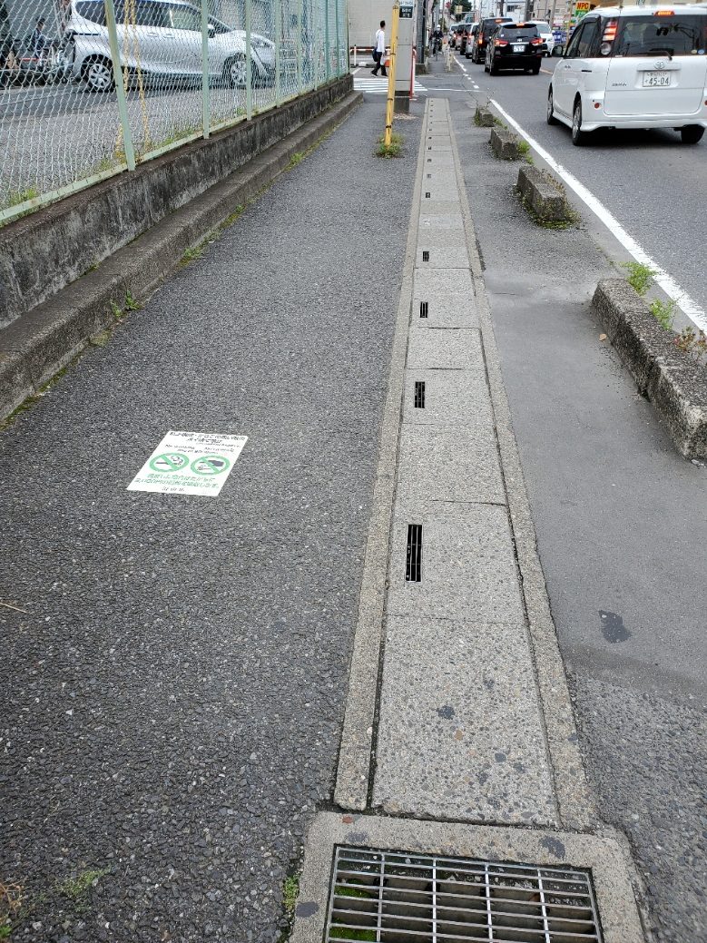 踏切越えれば（西初石３丁目）、側溝フタはきれいに整頓