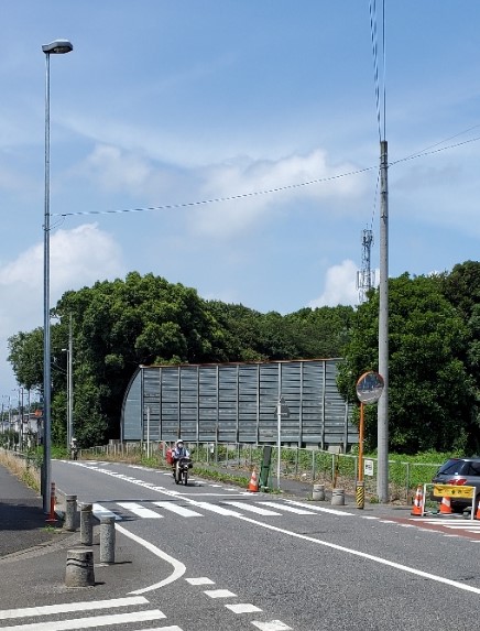西初石２丁目（初石１２号公園）先に横断歩道と道路照明