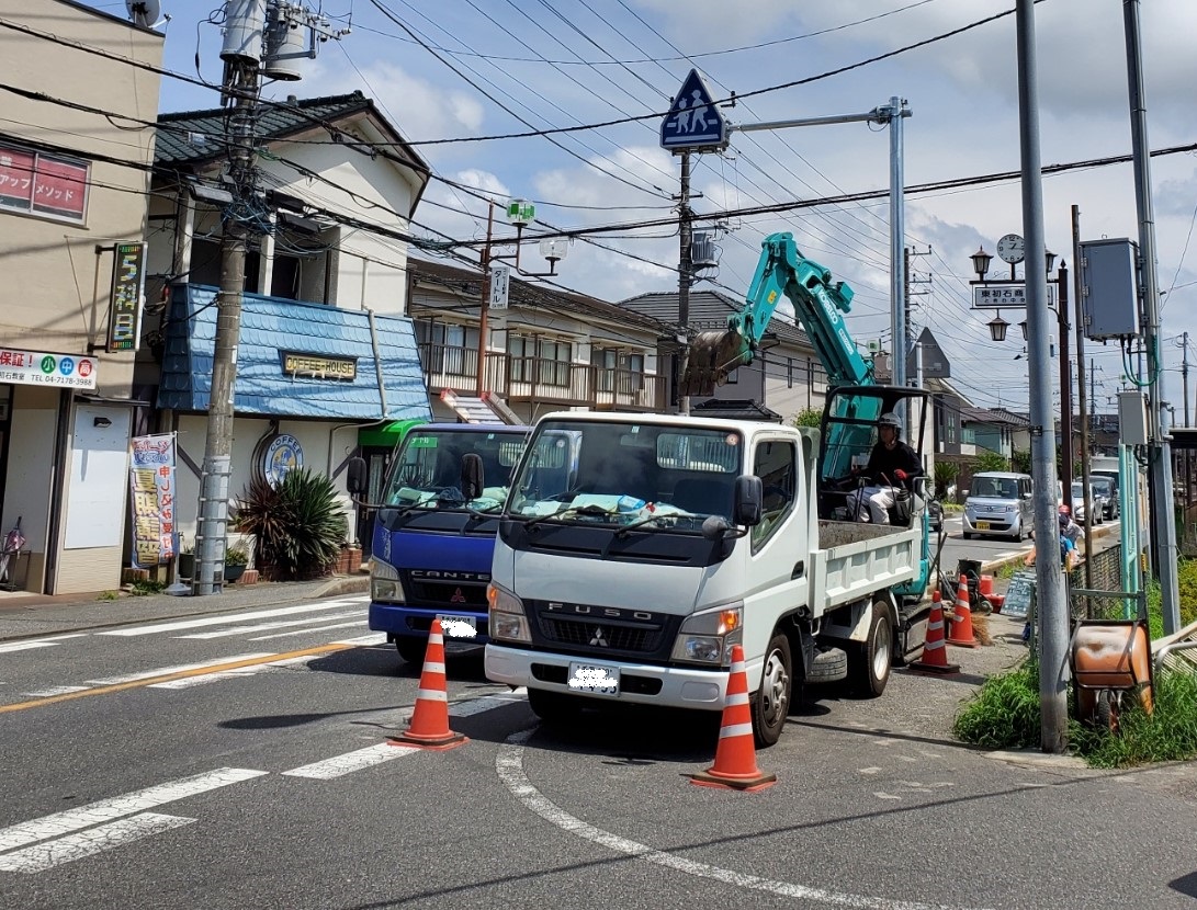 東初石３丁目（初石３号公園）そばに夜間、横断歩道を照らしダウンライト付き表示