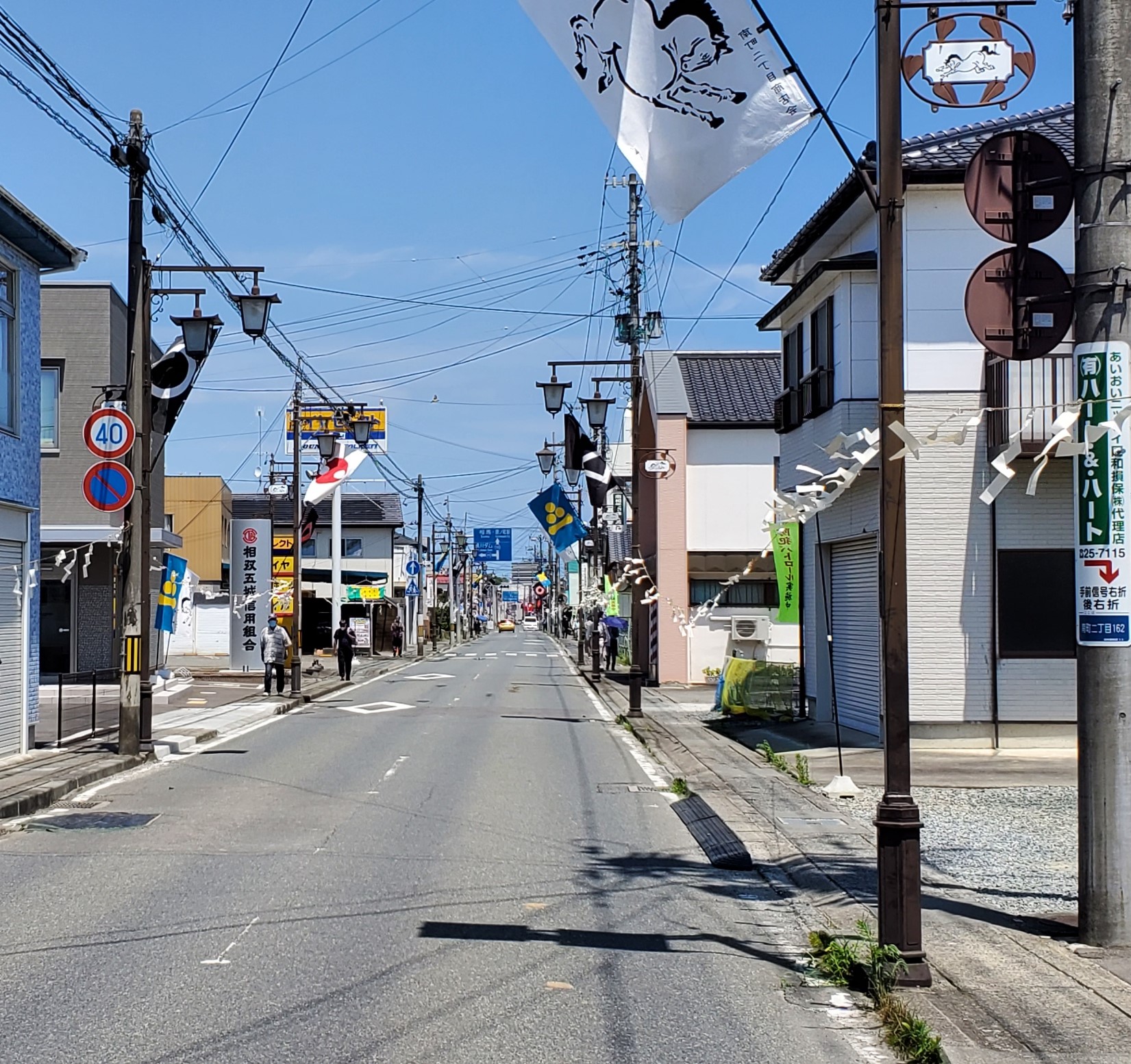 お行列の場所（南相馬市内の商店街）…様々な家紋が