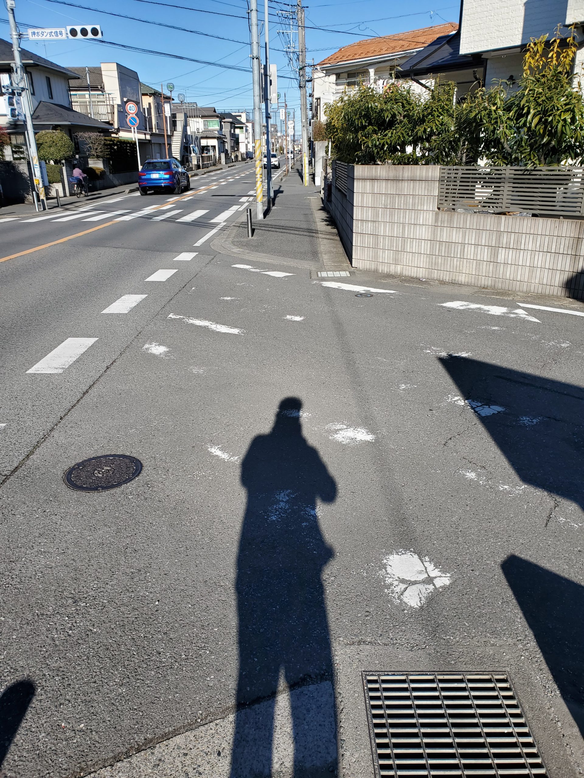 まだまだ…常盤松中学校前手押し信号機近くの消えかけた横断歩道