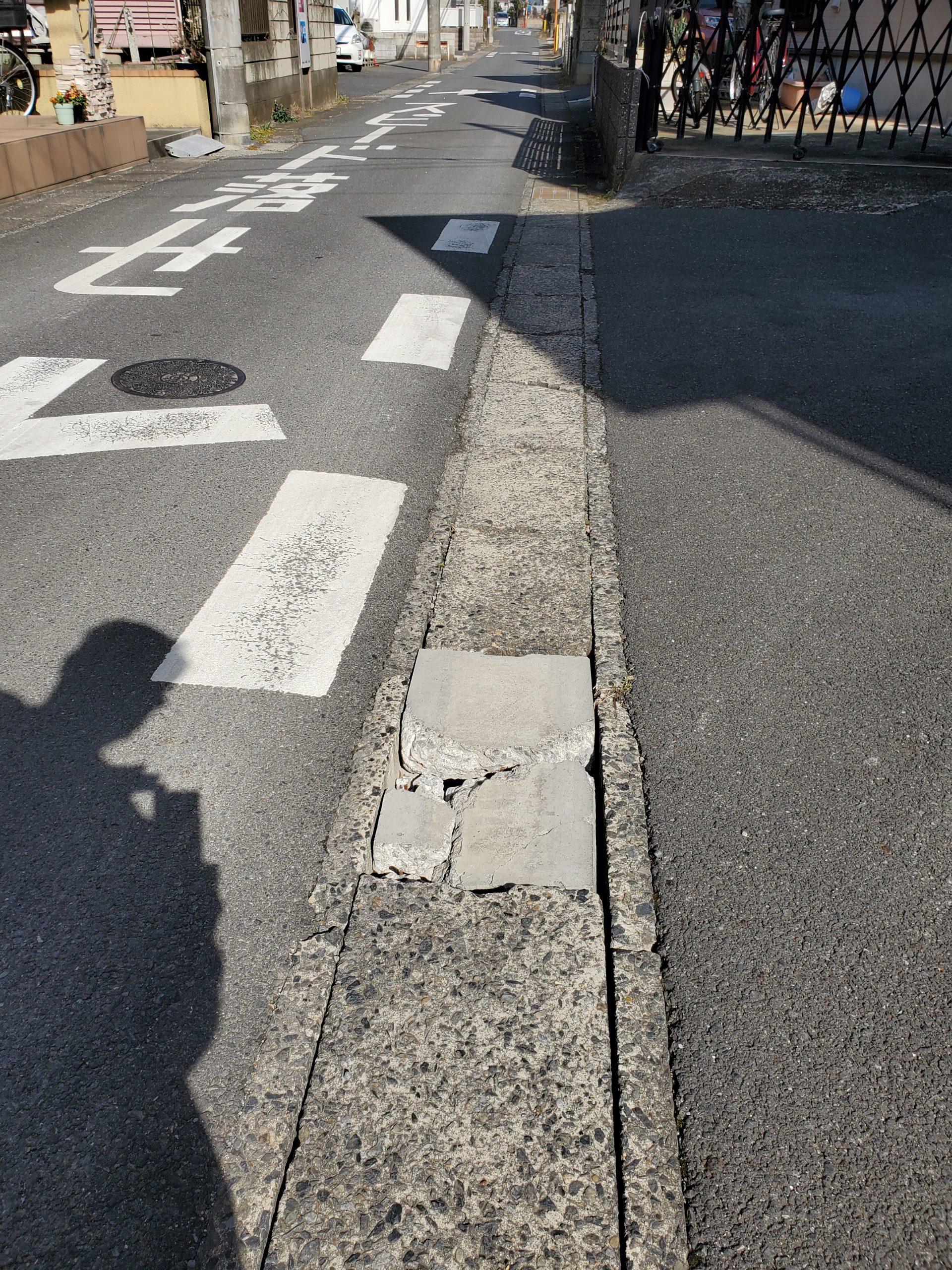 まだまだまだ…駒木の割れた側溝のフタ