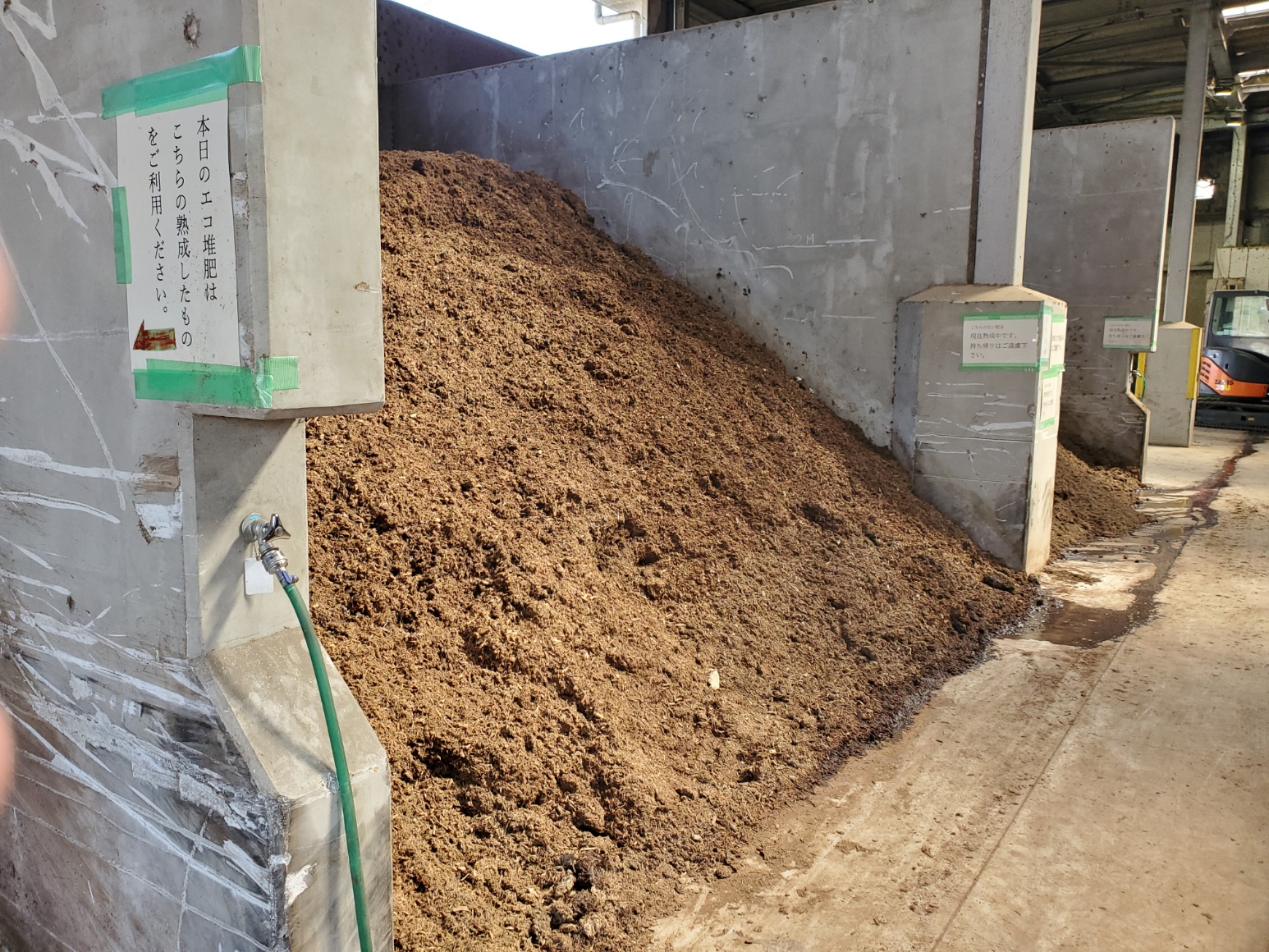 熟成されたたい肥（無料配布）は市民に好評です。
