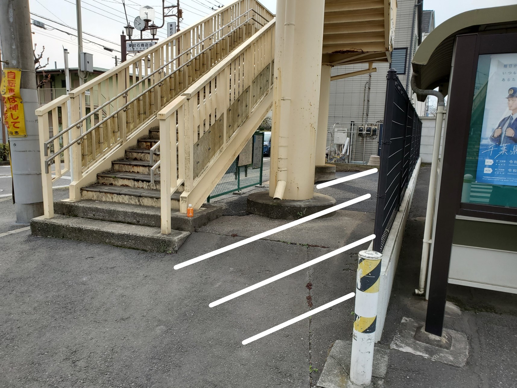 歩道橋を降りても、自転車との交錯がないようスペースが広がりました