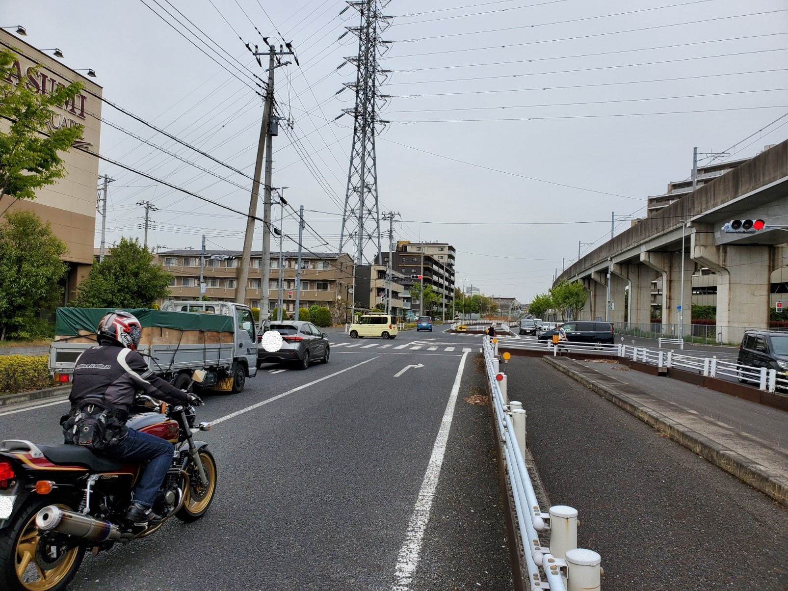 右折レーンはあっても右折信号がないため、大変危険です。