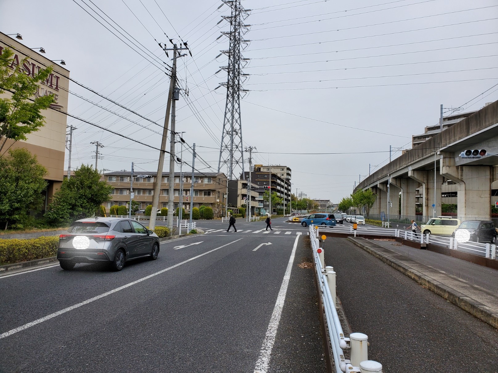 大型車の通行も多く、見通しも悪い