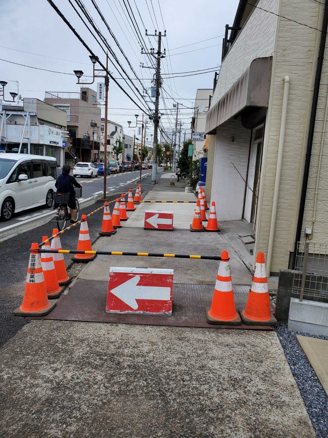 東初石４丁目商店街の水路フタ掛け改善されました。