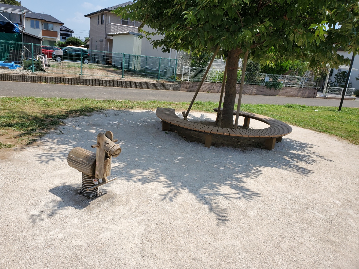 芝や雑草の根が表面にまで出てしまい、つまづきそうな広場も、土が入り、改善されました。