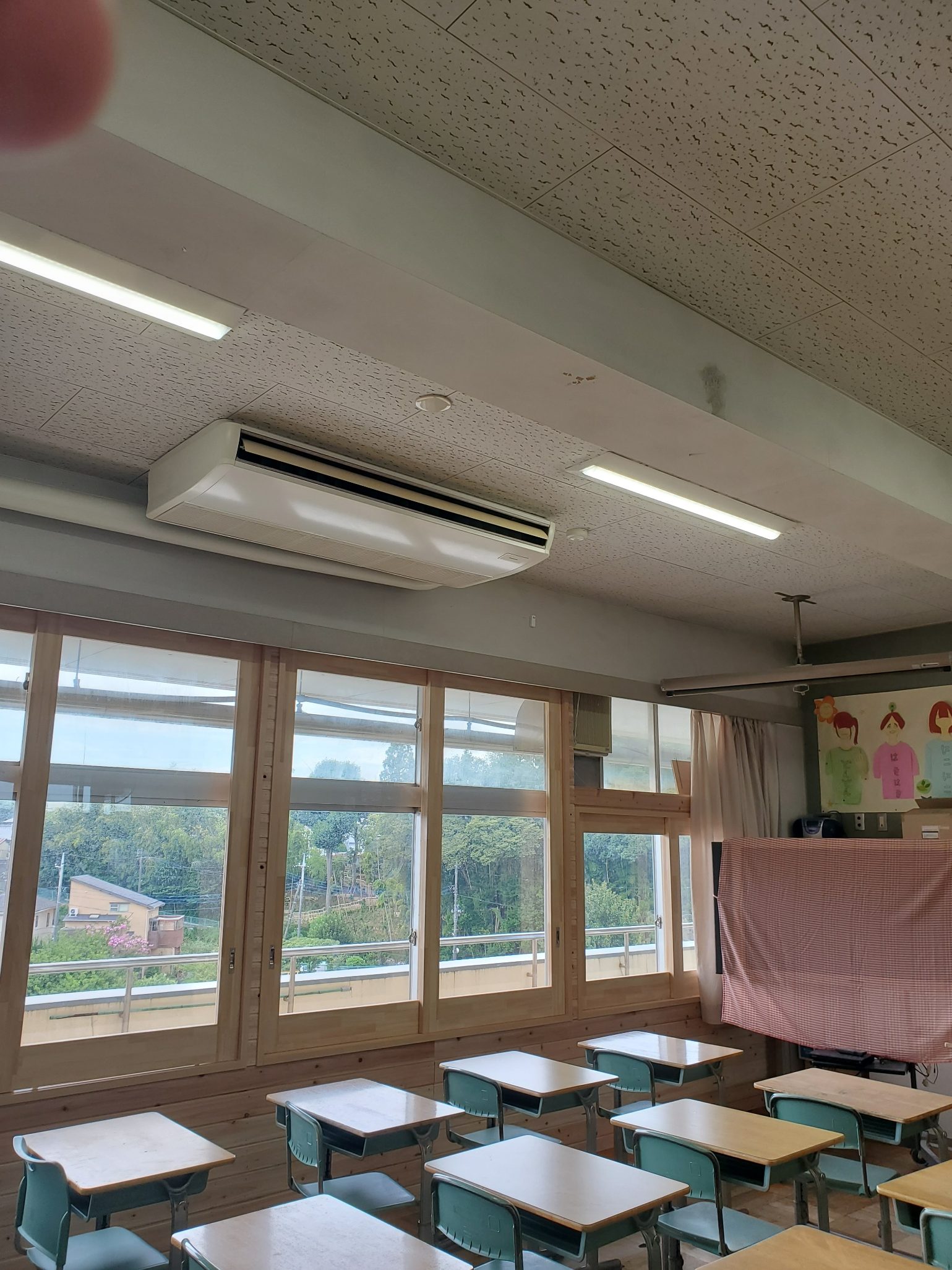 天井に断熱材を入れた教室
