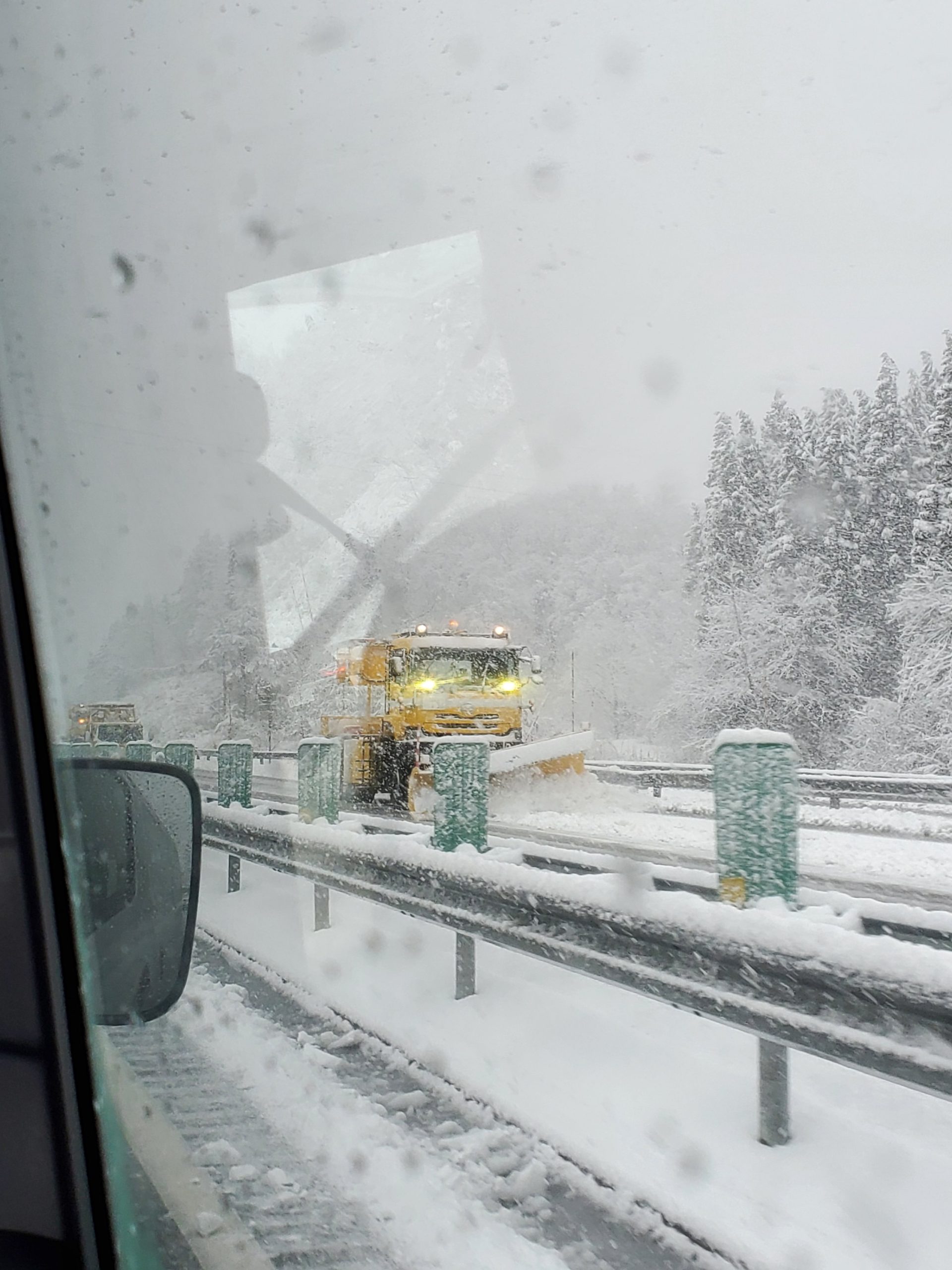 帰りの高速では、除雪車が出動する事態(タイヤの確認が何度も実施されています)にも…