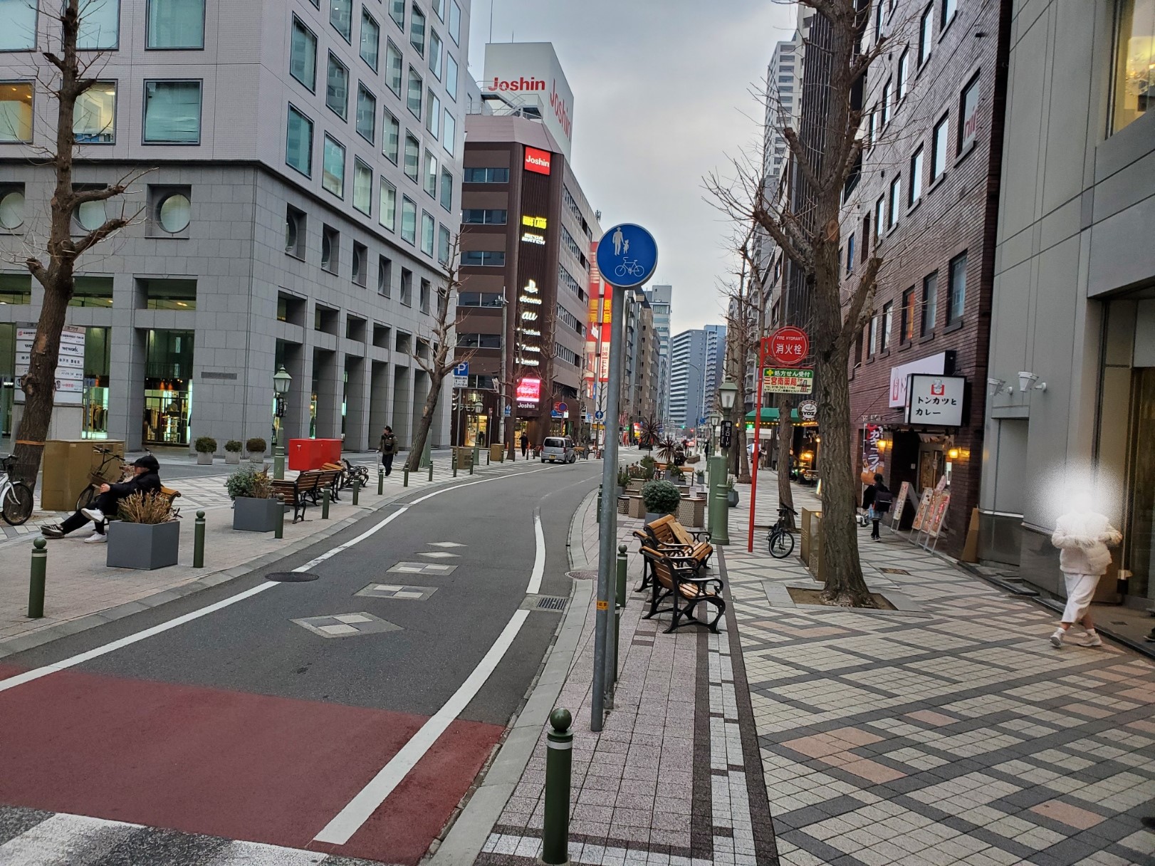 神戸市でも道路を再整備し、歩道を拡幅。ベンチなどを配置しましたが、今や…