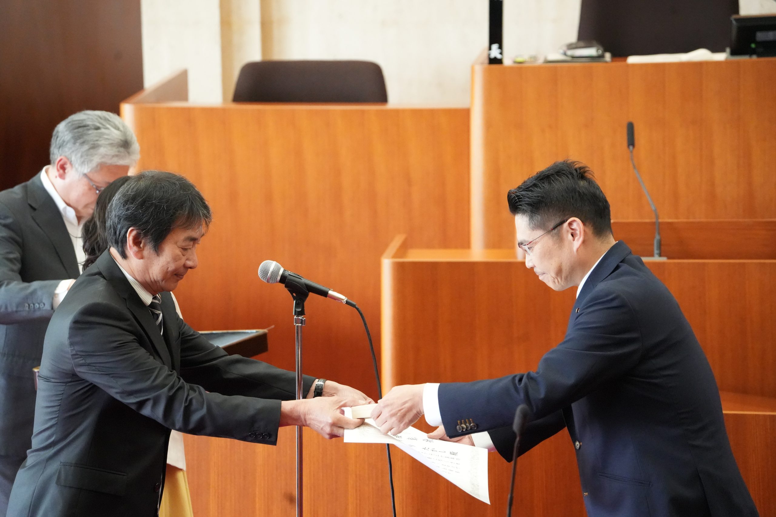 議会初日（２４年６月６日）に議員在職２５年表彰を頂きました、、、市民及び関係者、家族の支えのたまものです。感謝感謝