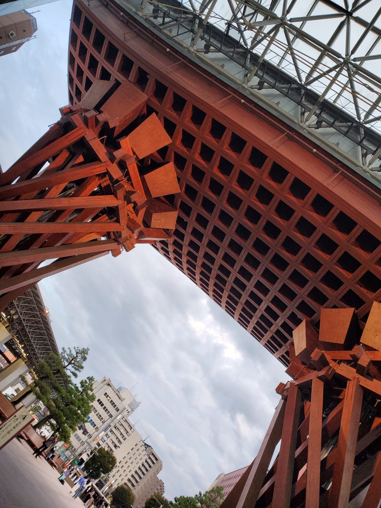どの方向から写真を撮影しても、周辺の建物が風景を壊さないように工夫されています