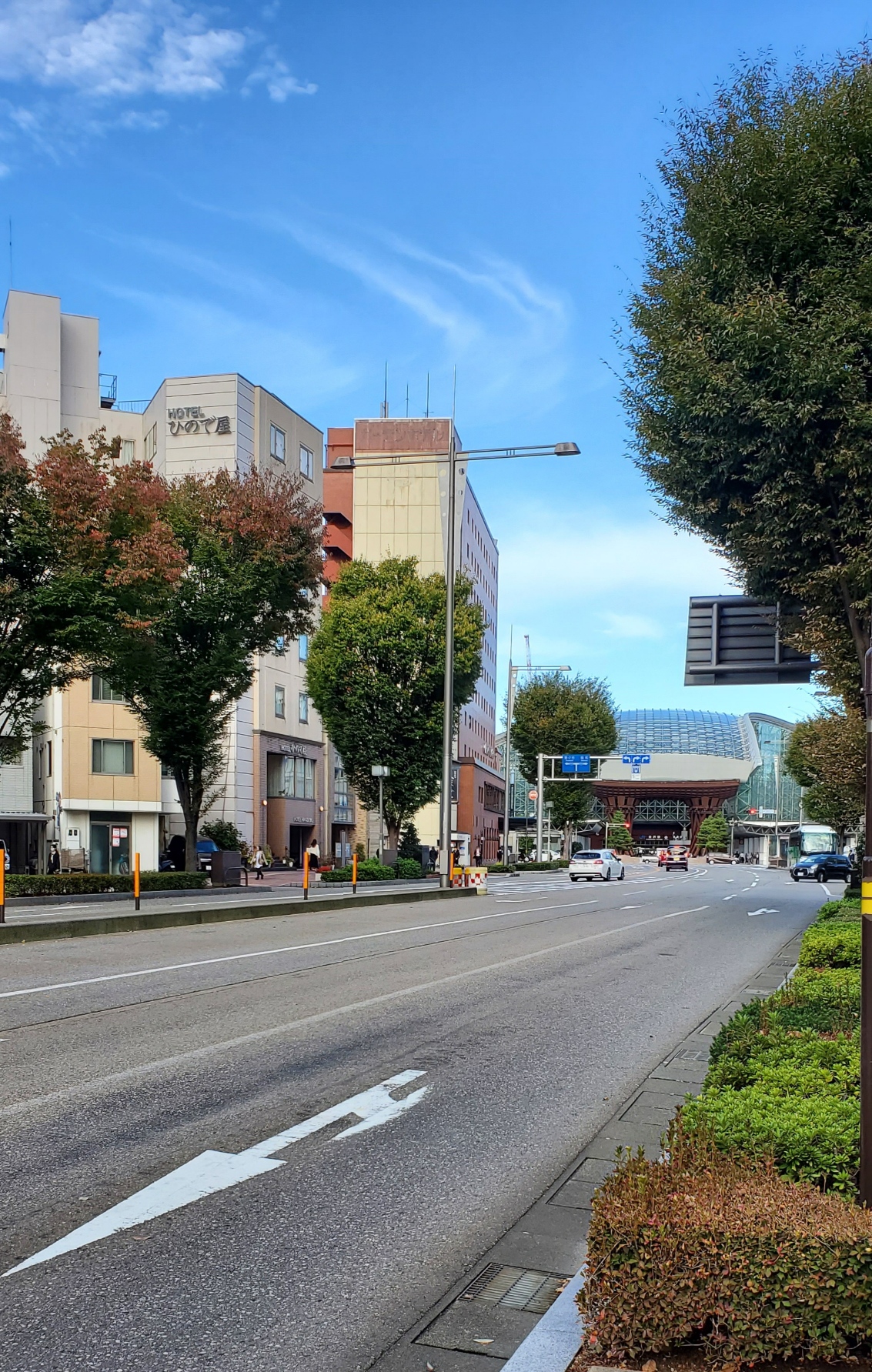 周辺の建物が駅上空にかからないようにされていますよ