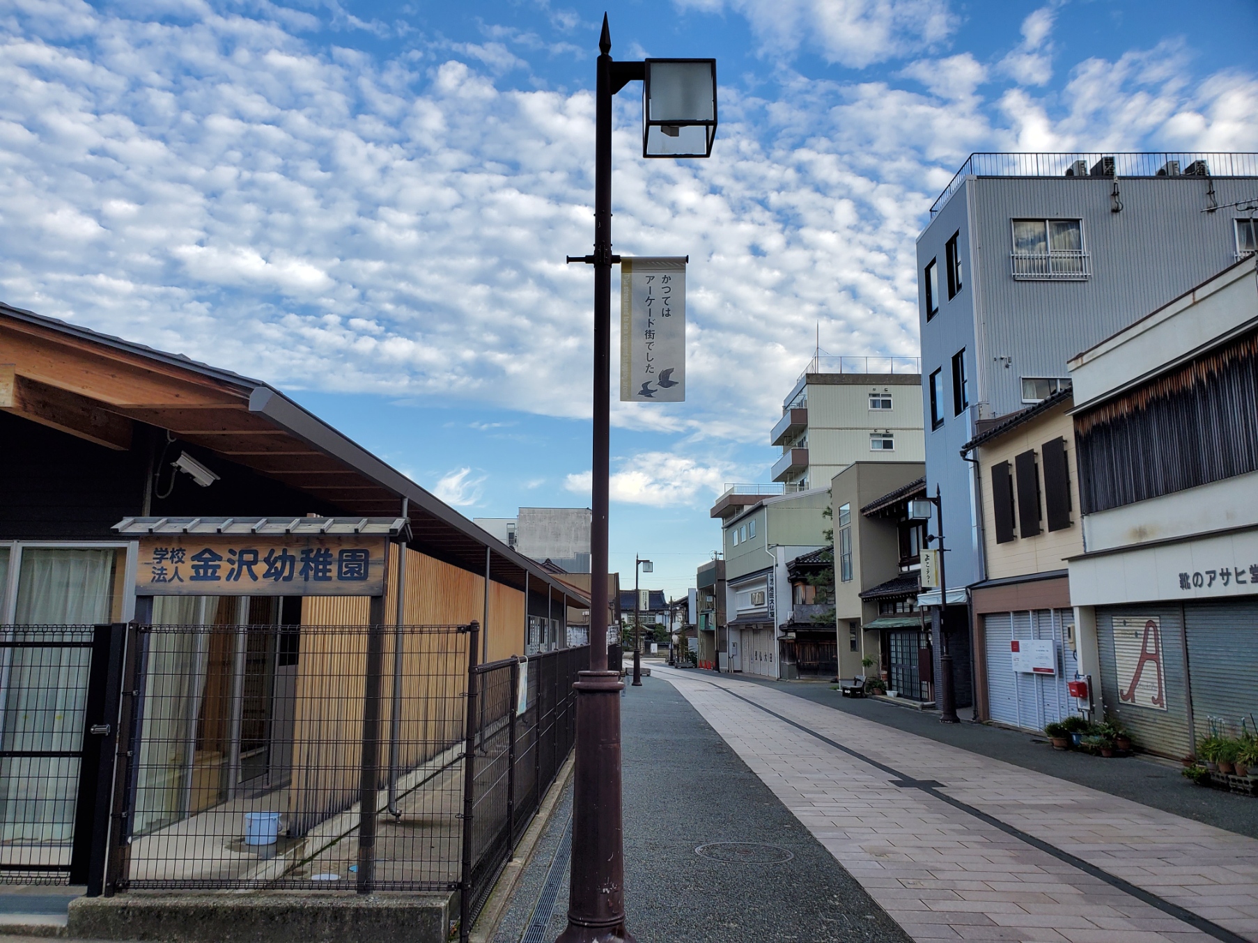 昔はアーケードがあった商店街。雨の日はその効果のマイナスを感じるかもしれません。いっぽう晴れた日はそれ以上にプラス効果が発揮されているのかも、、、