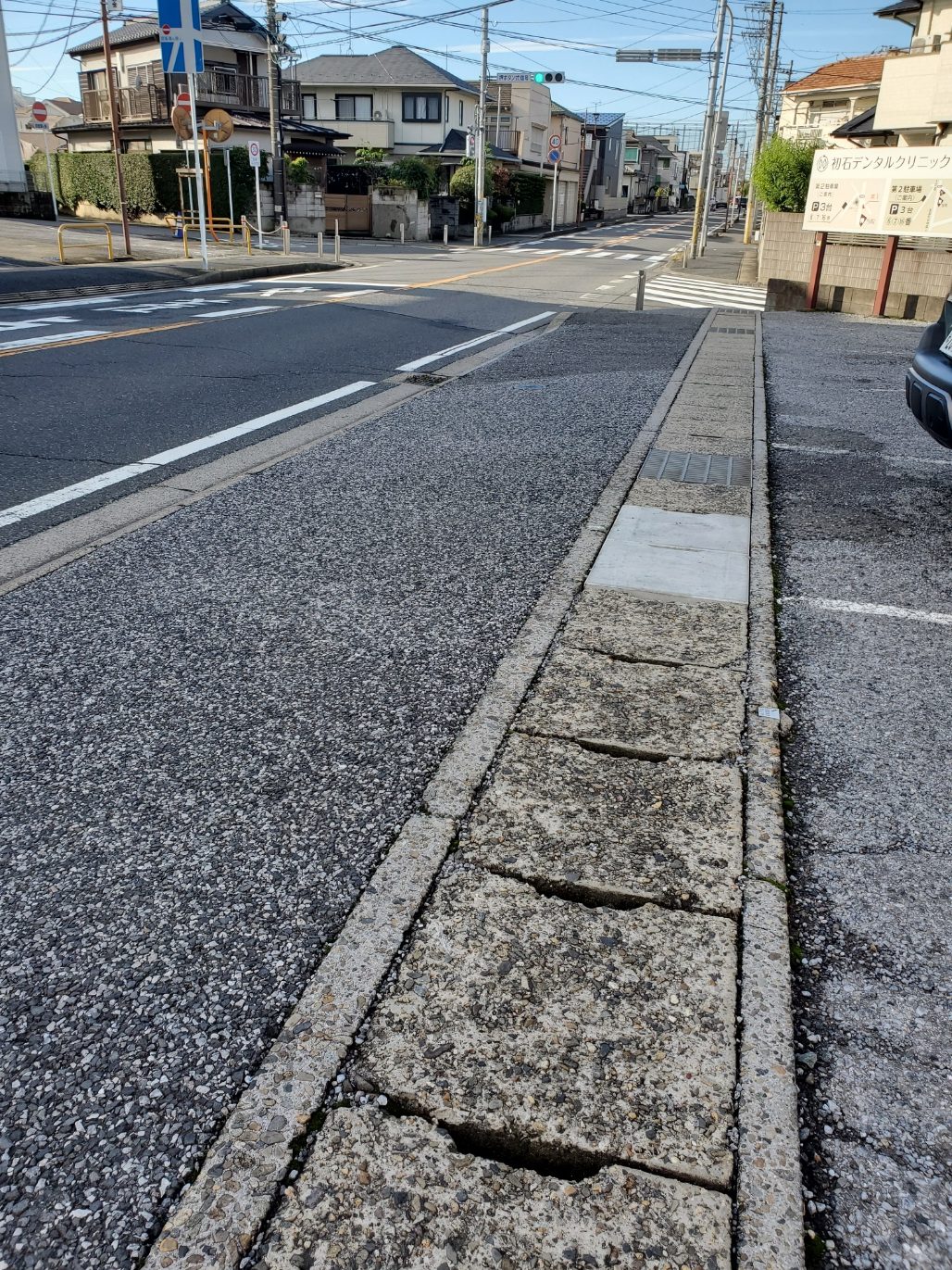 側溝のフタの破損が改善されました。