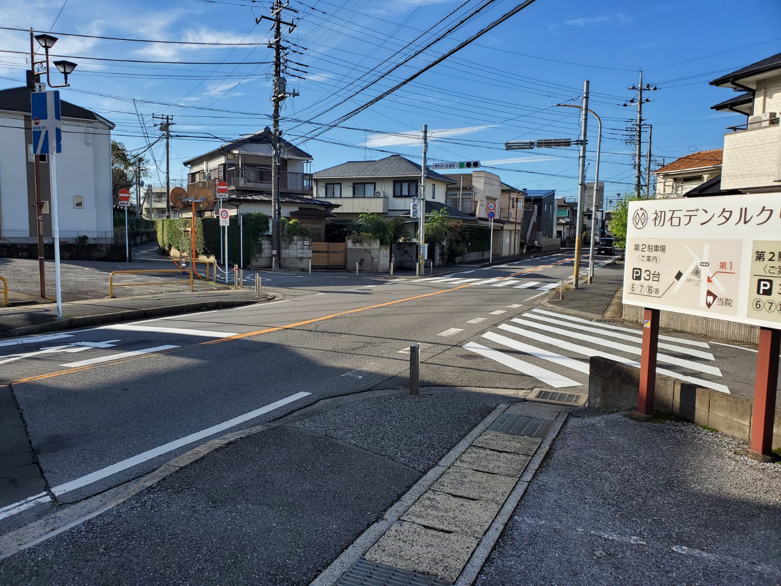 常盤松中学校前の交差点、、、停止線や横断歩道が書き直されました。