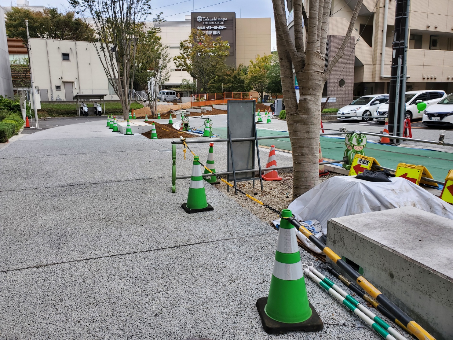 手前のコンクリートの塊はベンチの予定です。