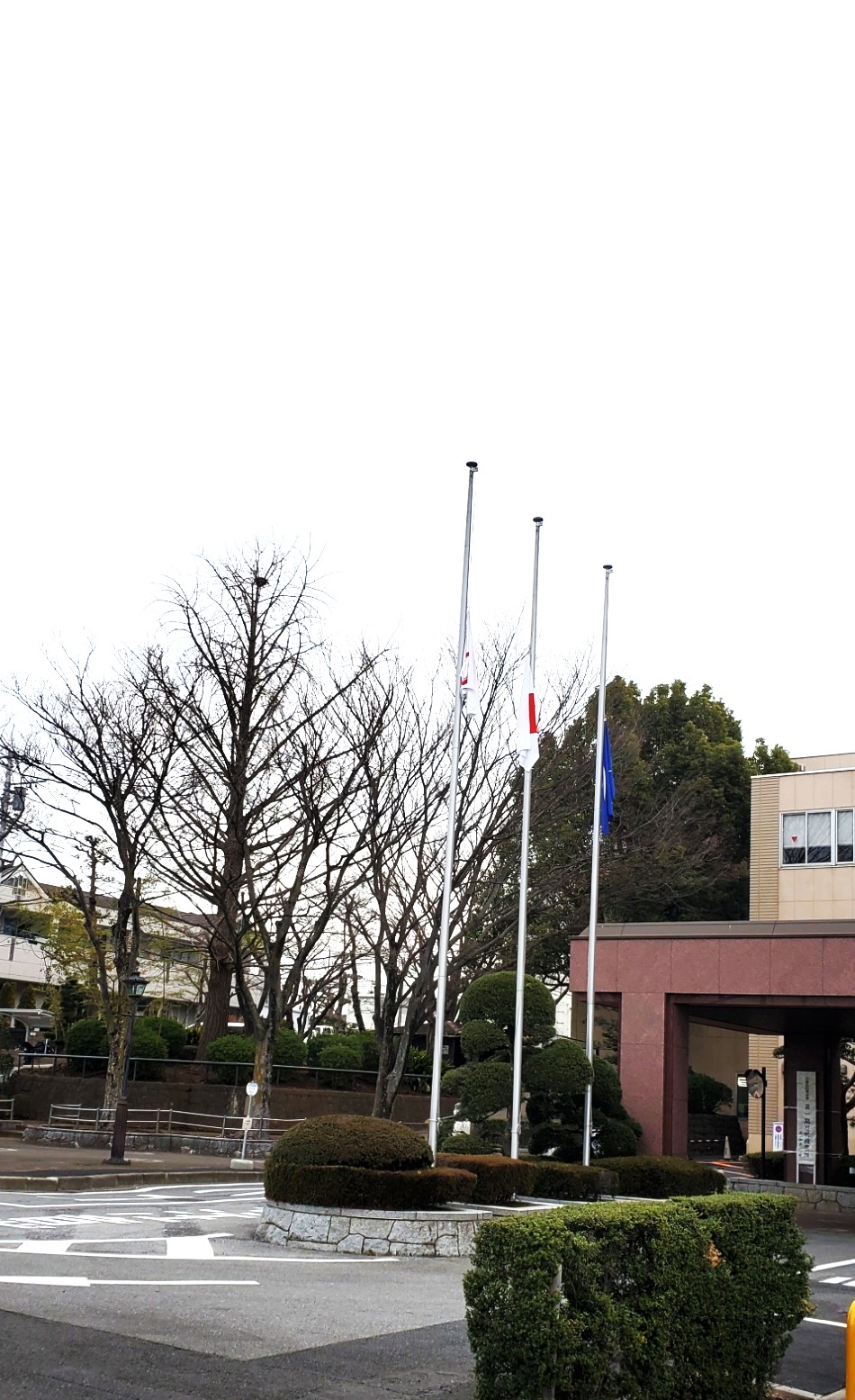 市役所前も半旗です。