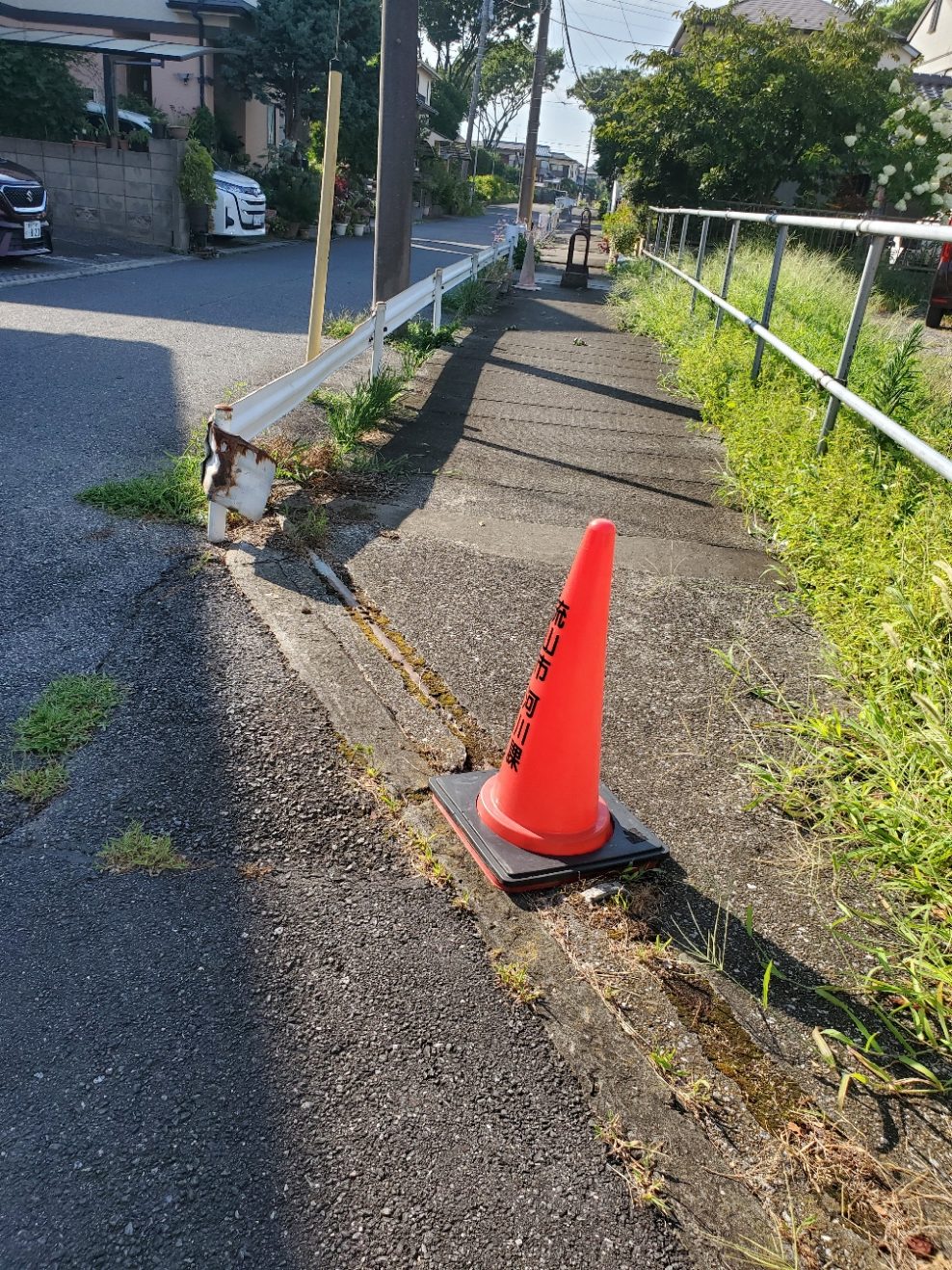 配管があらわになっている水路フタかけの劣化。担当課の現場点検が行われ、注意喚起のコーンが設置されました