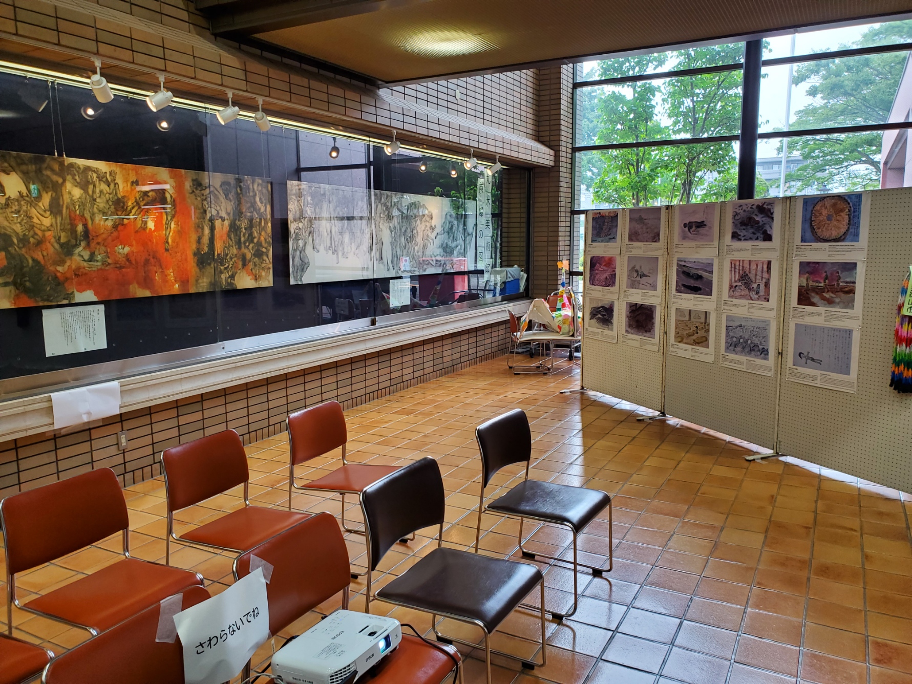 普段身近で見ることができない展示やビデオ放映も