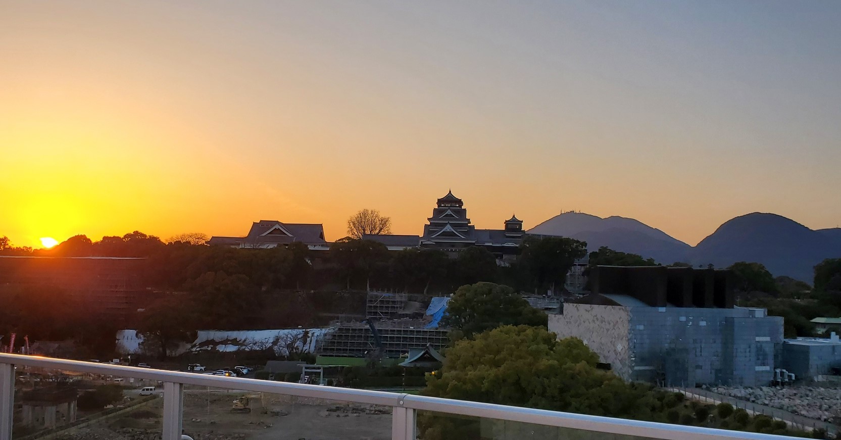 夕日と熊本城