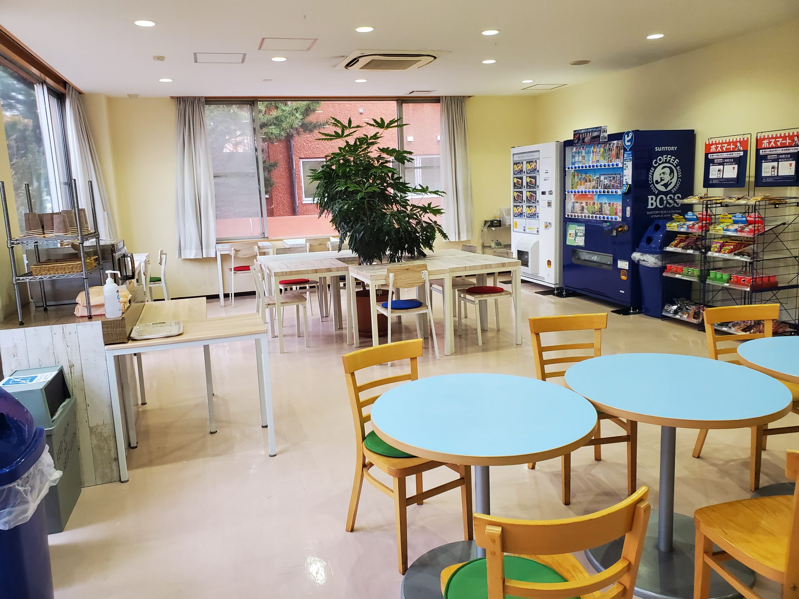 飲み物や冷凍食品の自販機や電子レンジ、水（お湯）もタダです。各机における個人用ライトもあります、、、当然freeWi-Fiもあります