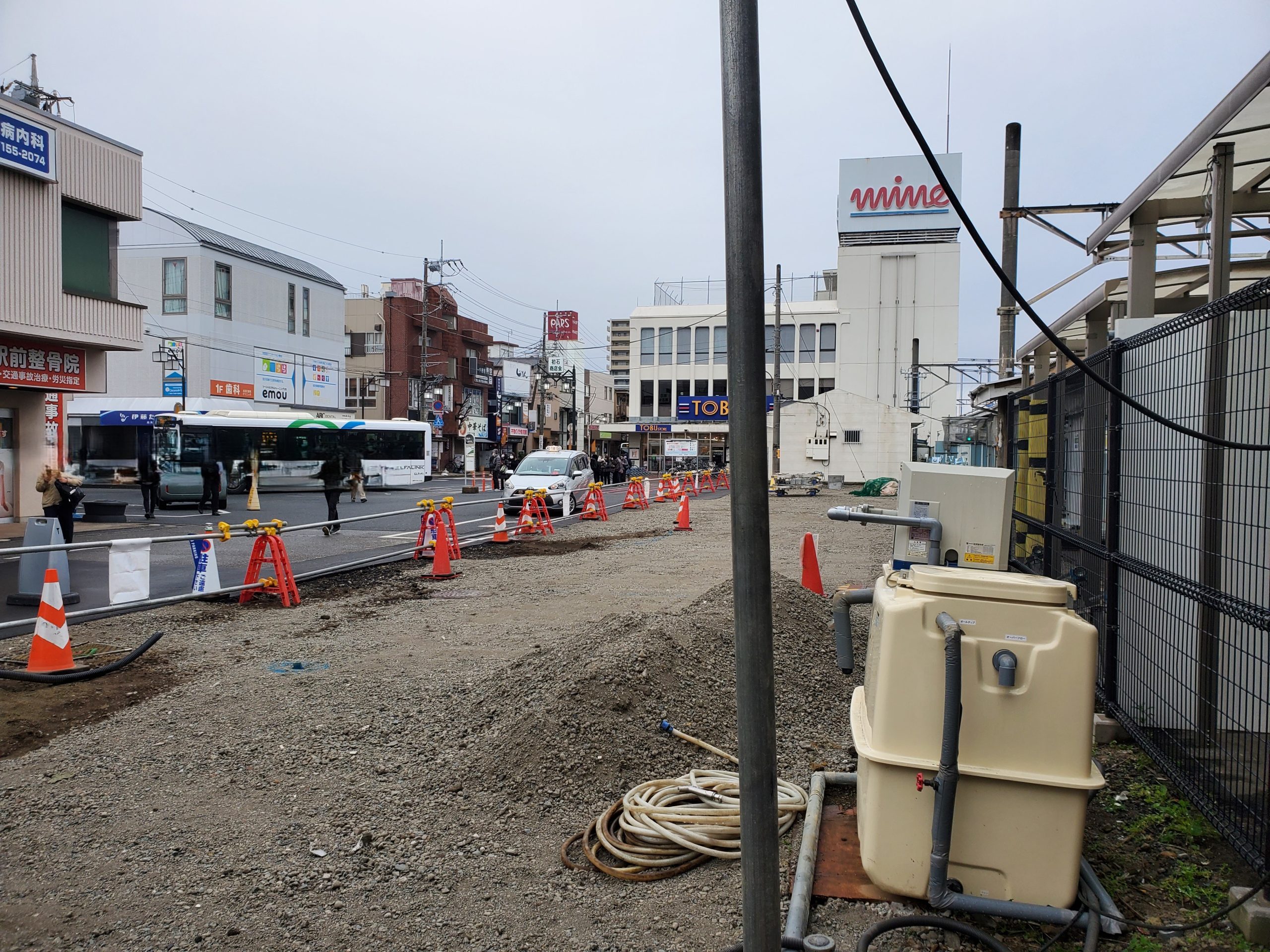 停車タクシーの左側、右側をすり抜けるように駅舎を利用する市民。地権者である東武鉄道の安全性に対する社会的責任が問われます