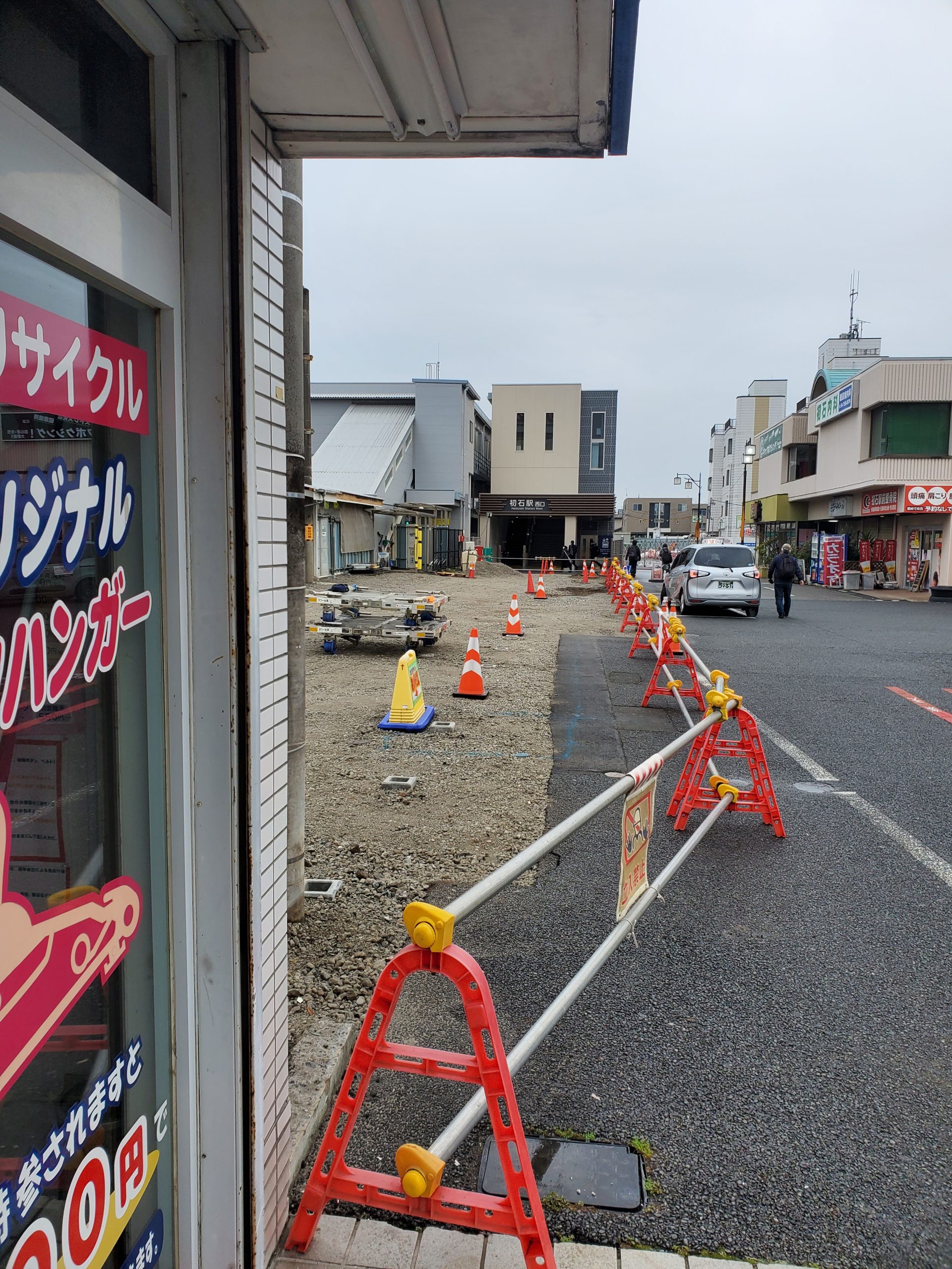 気になる柱を植え込めるような整備が進んでいます、、、目先の収入のみに執着していたり、公費の追加（移転補償等）を狙っているとしたら鉄道事業者の社会的責任はもうないのかも？！
