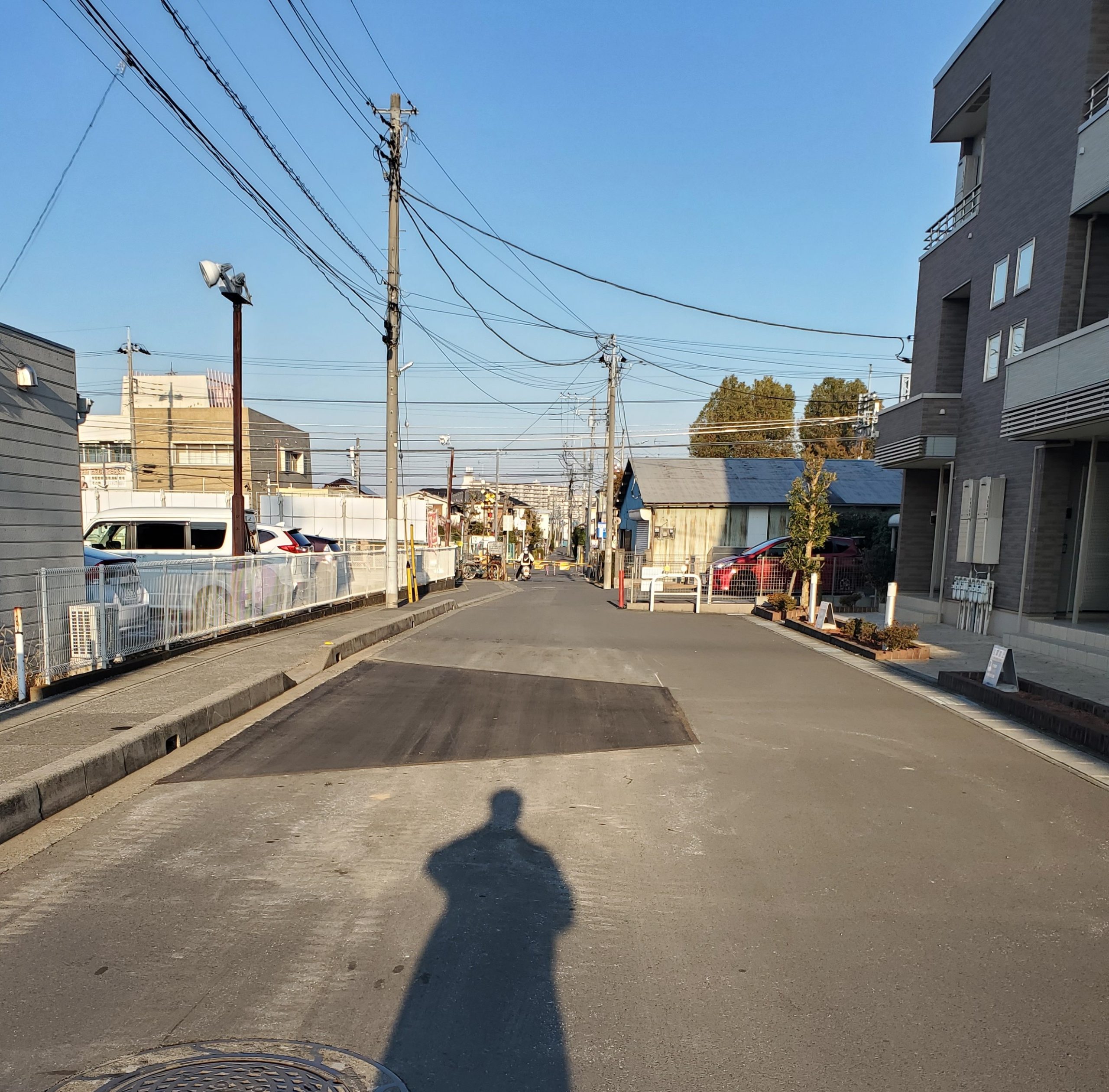 初石駅そばの踏切近くの道路が修繕されました