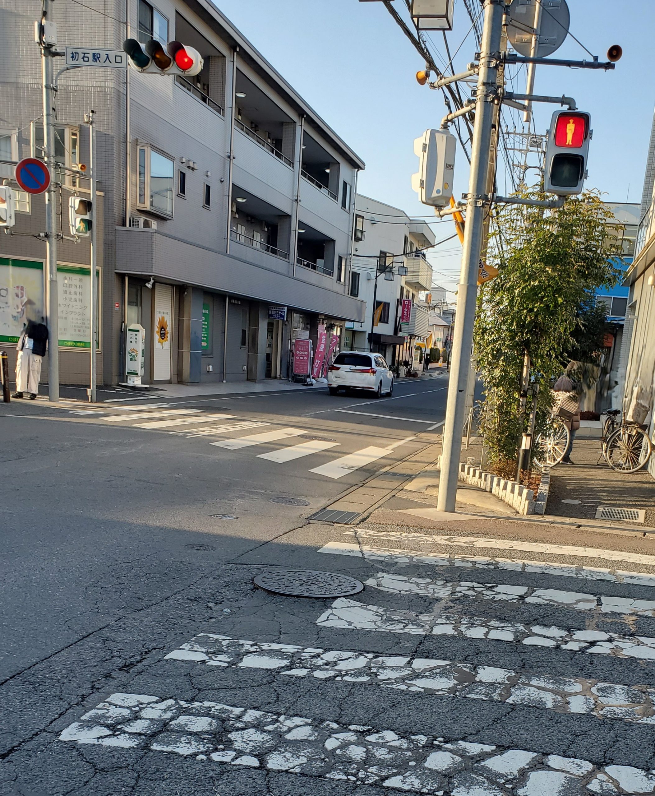 千葉銀前初石駅前交差点のマンホール、、、企業バスも数多く走ることから道路全体も傷んでいます。