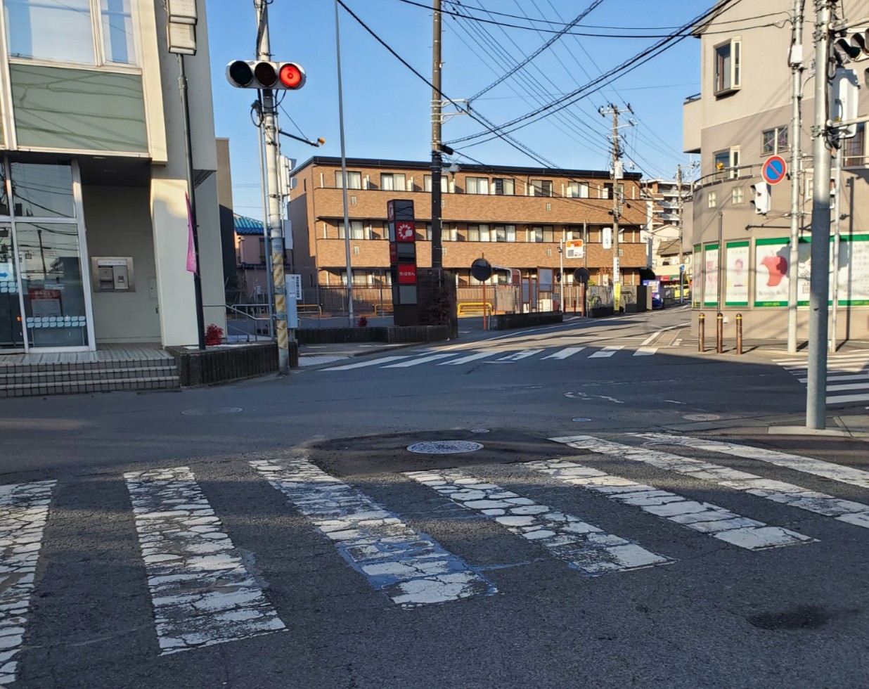 道路全体の修繕が次年度以降で実施されますが、マンホール周辺との段差が大きく、安全対策として緊急修繕して頂きました。
