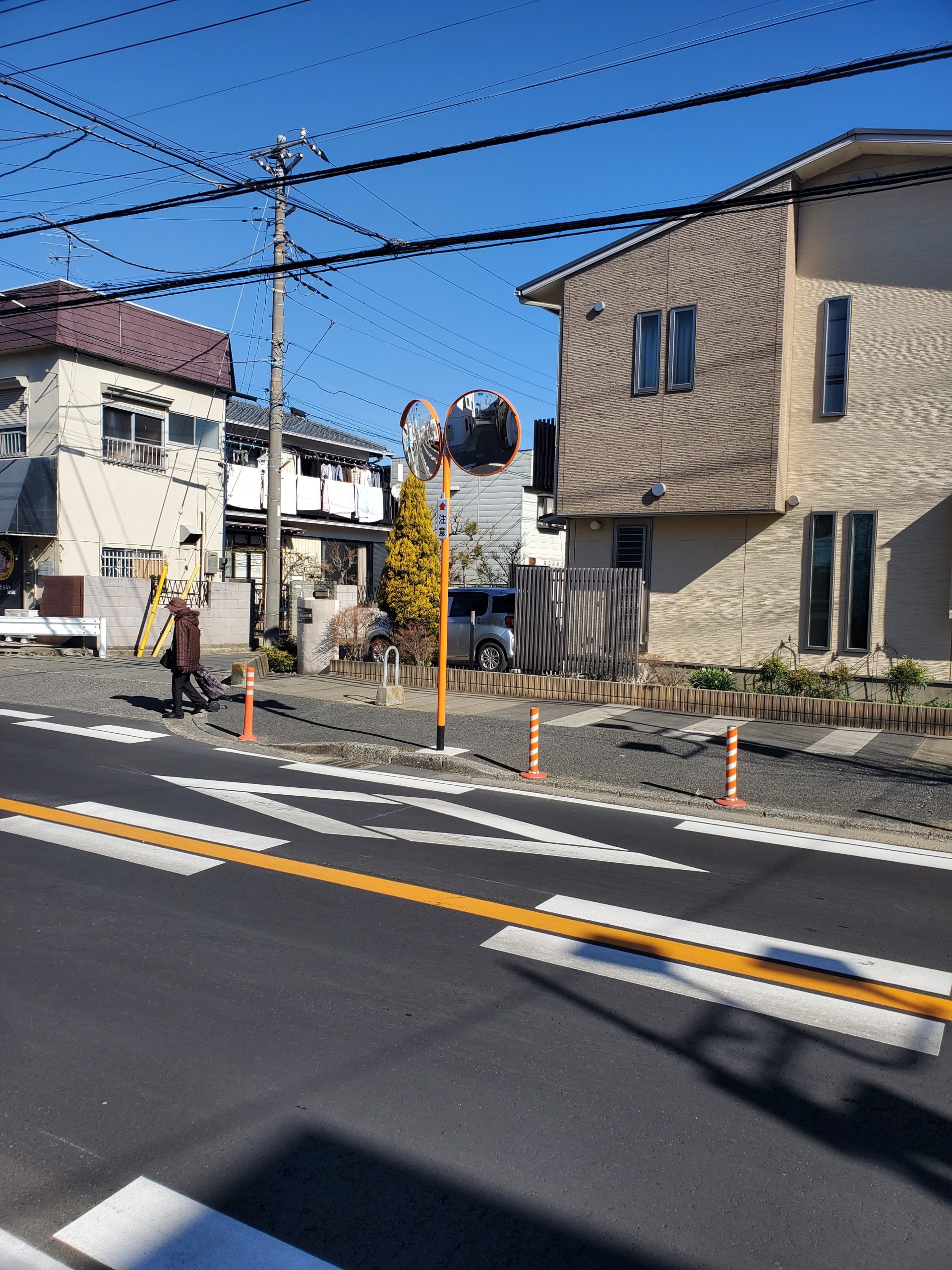 ミラーを活かしつつも、確実に「目視」で安全確認をお願いいたします