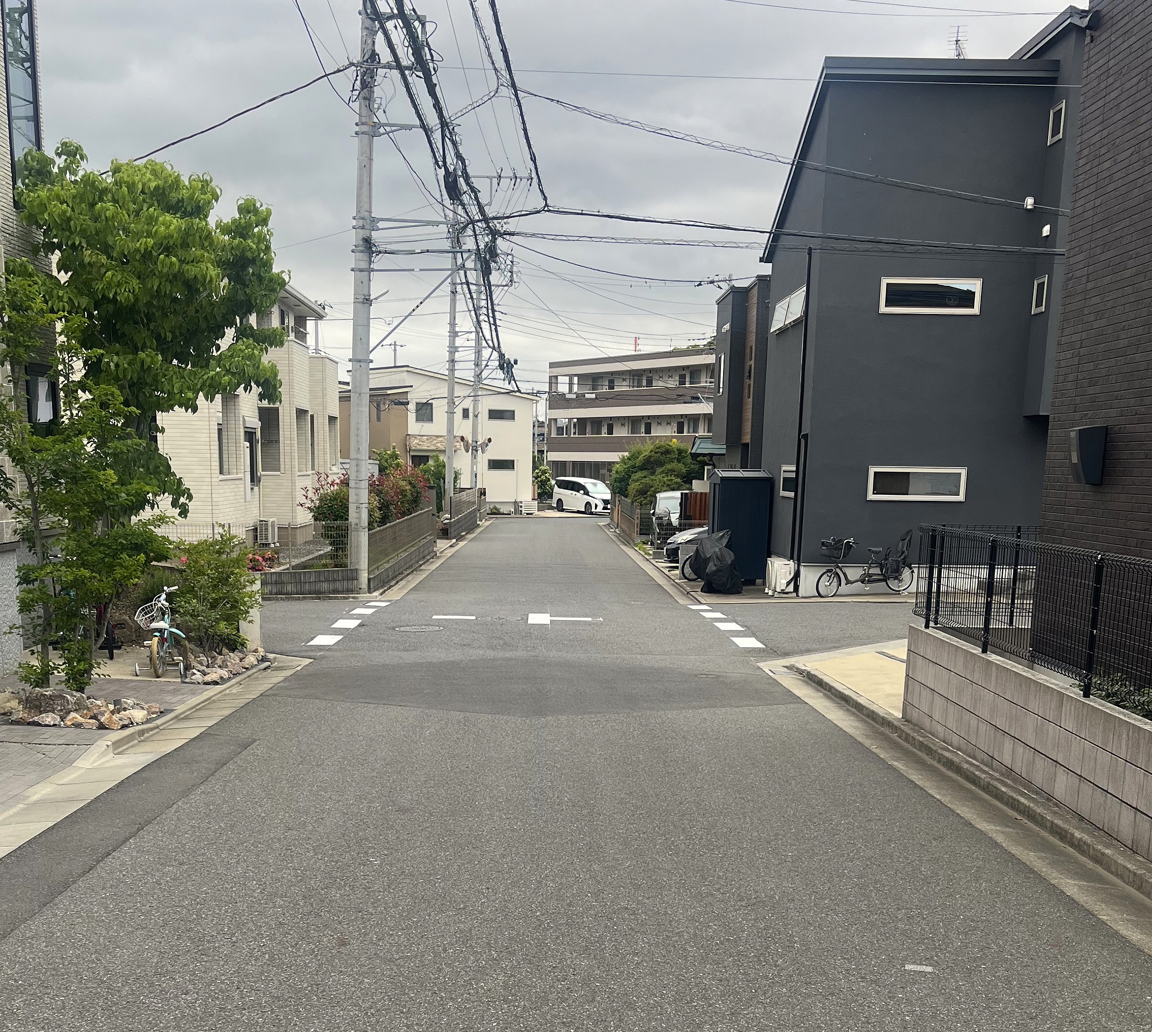 諏訪神社・おおたかの森駅方面を優先道路とし、スピード抑制をお願いいたします。