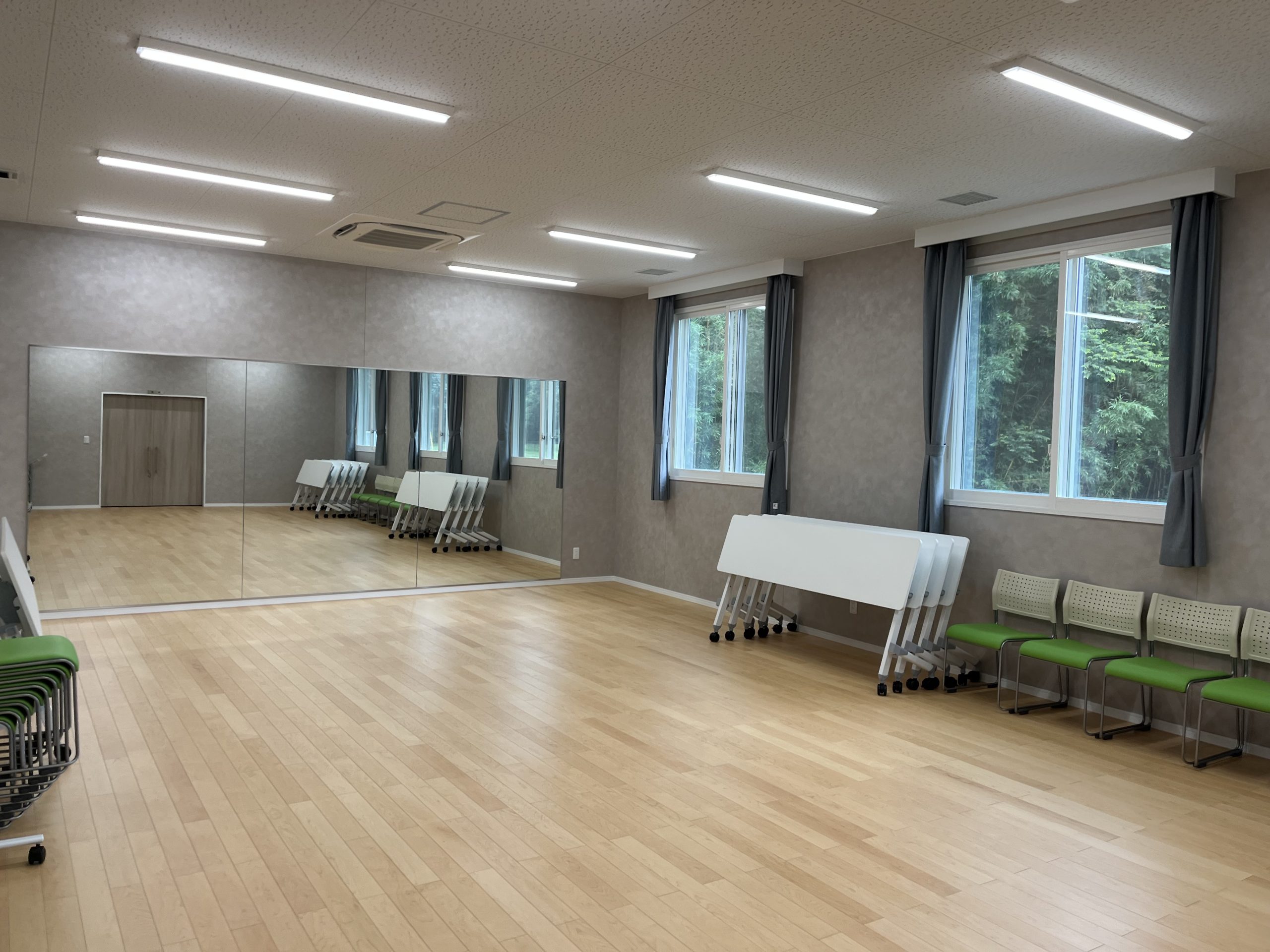 太鼓や踊りなど利用者の要望に応え、大きな鏡のある会議室